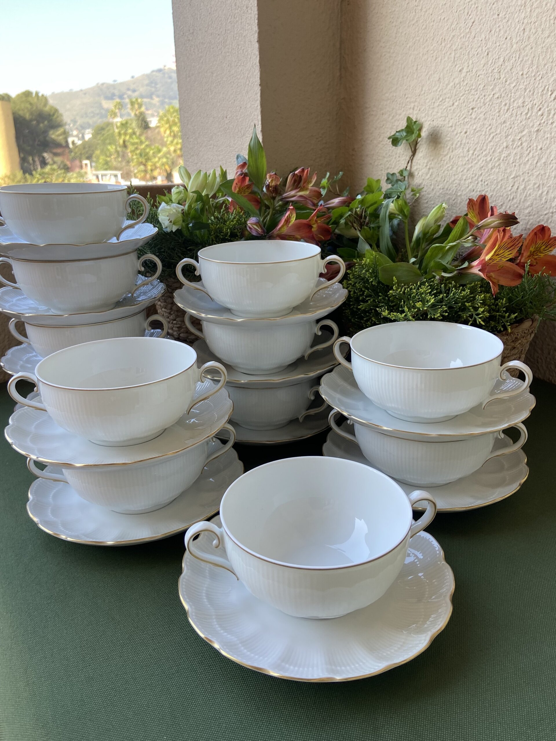12 tazas de consomé en porcelana alemana "Kaiser". - 5