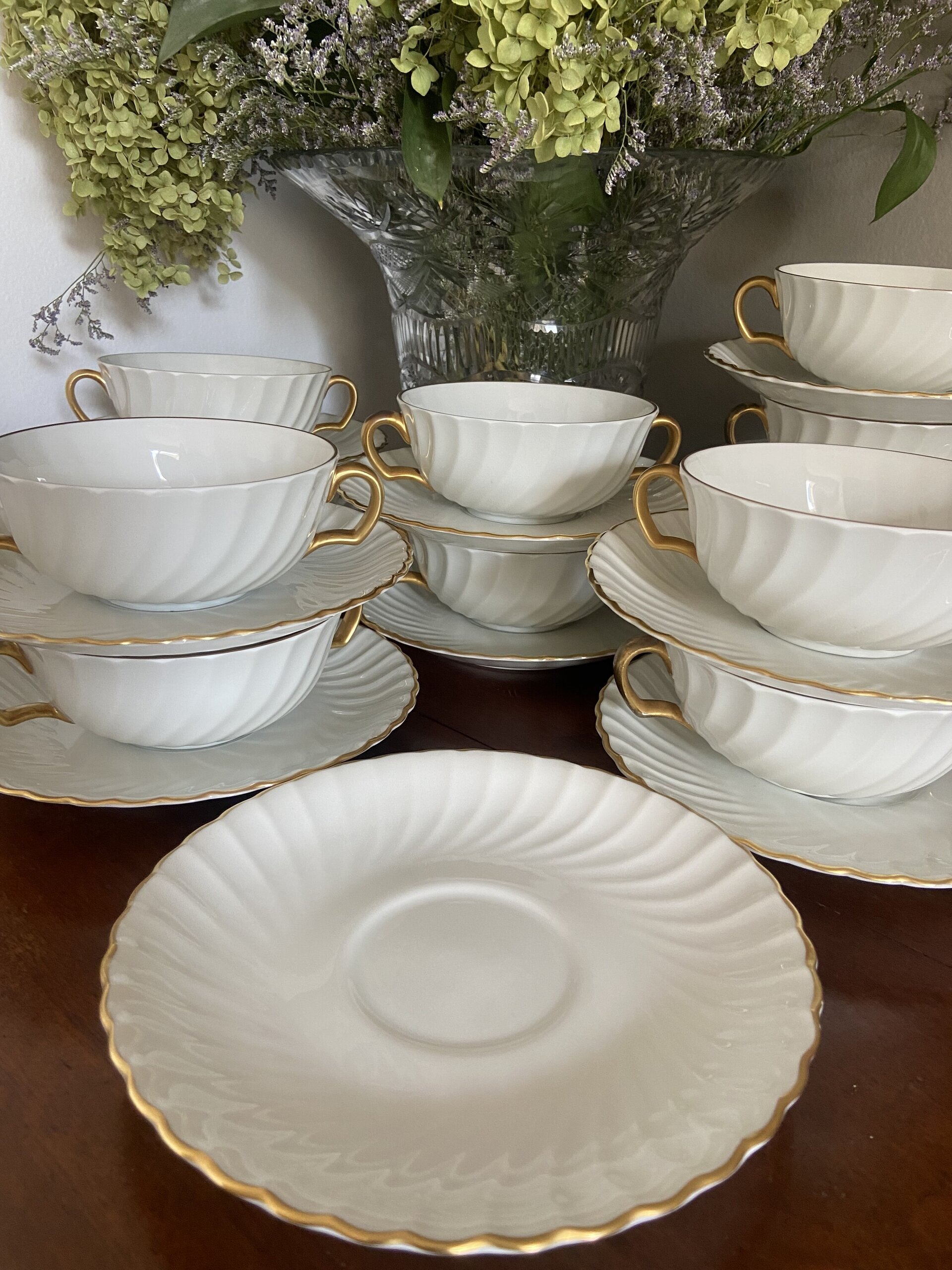 12 tazas de consomé con plato en porcelana "Bidasoa". - 4