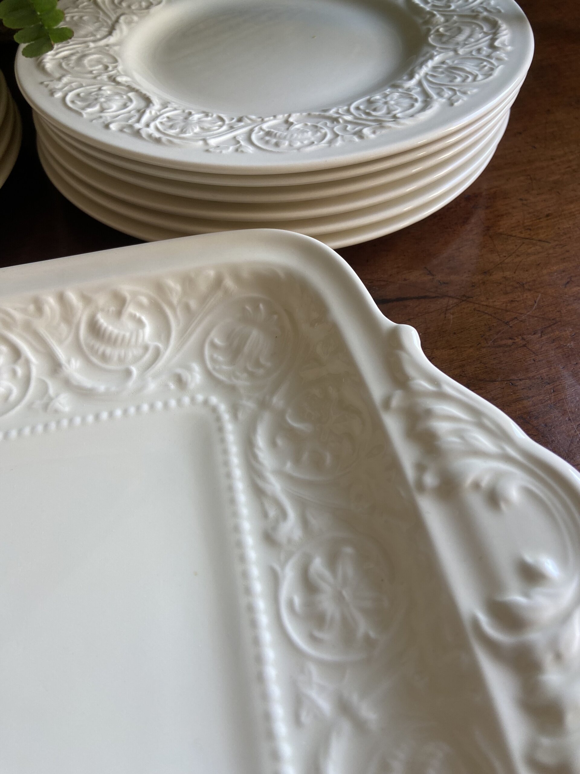 Fuente y 12 platos merienda en porcelana "Wedgwood" (mod. Barlaston). - 5