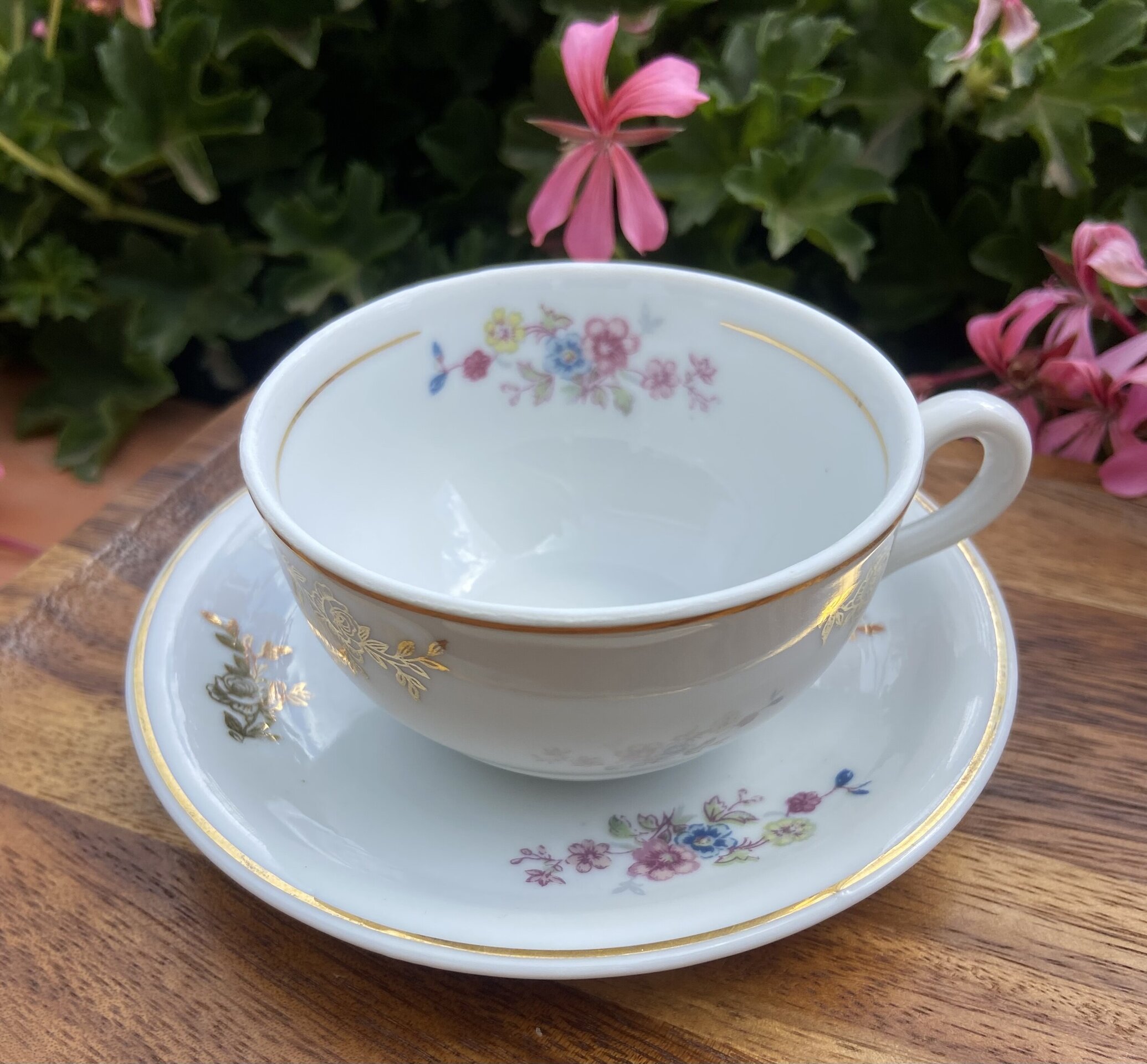 5 tazas cafe en pocelana decoradas con florecitas. - 4