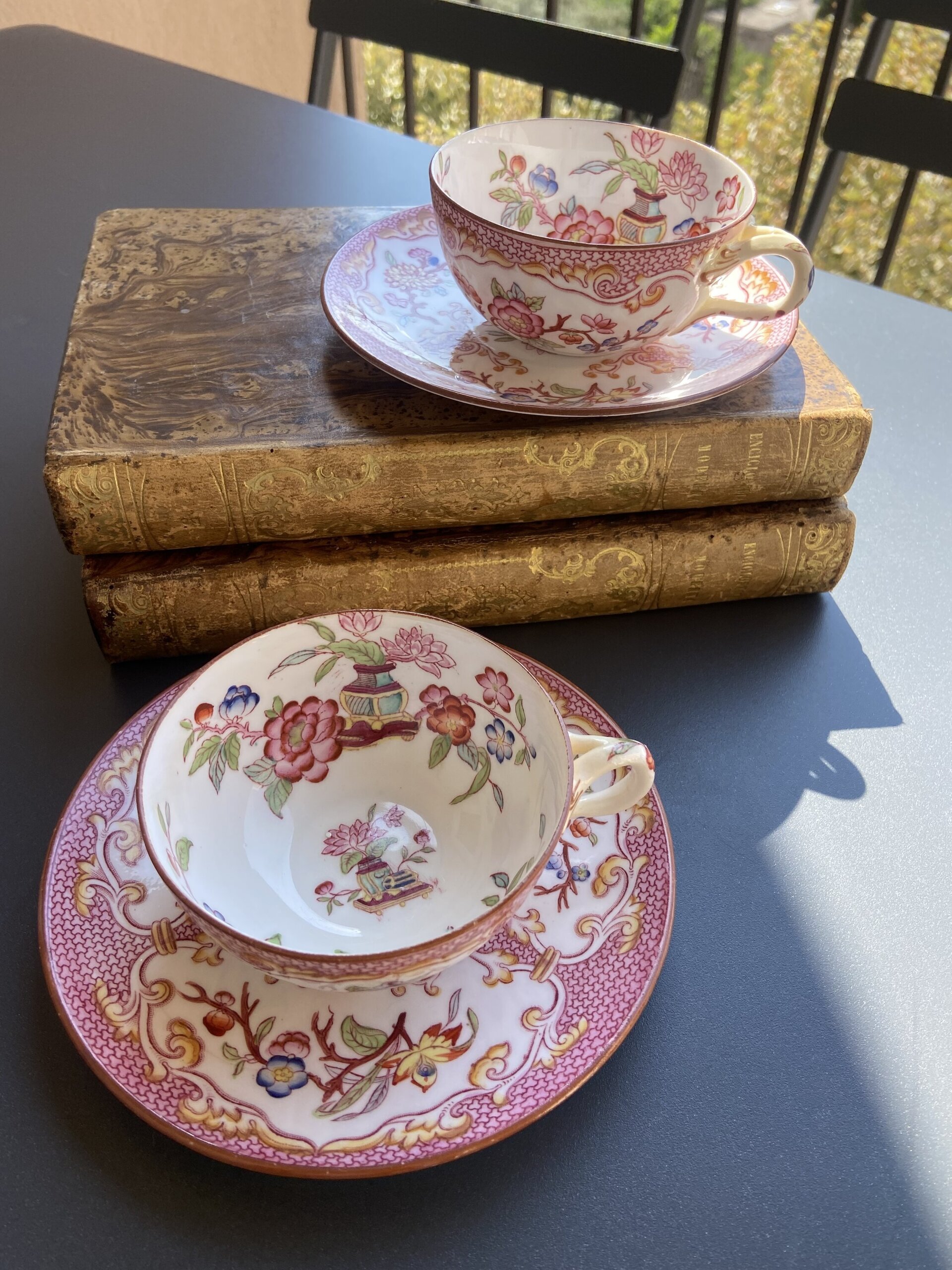 Pareja de tazas de te/desayuno en porcelana francesa"Sarregueminis". - 1