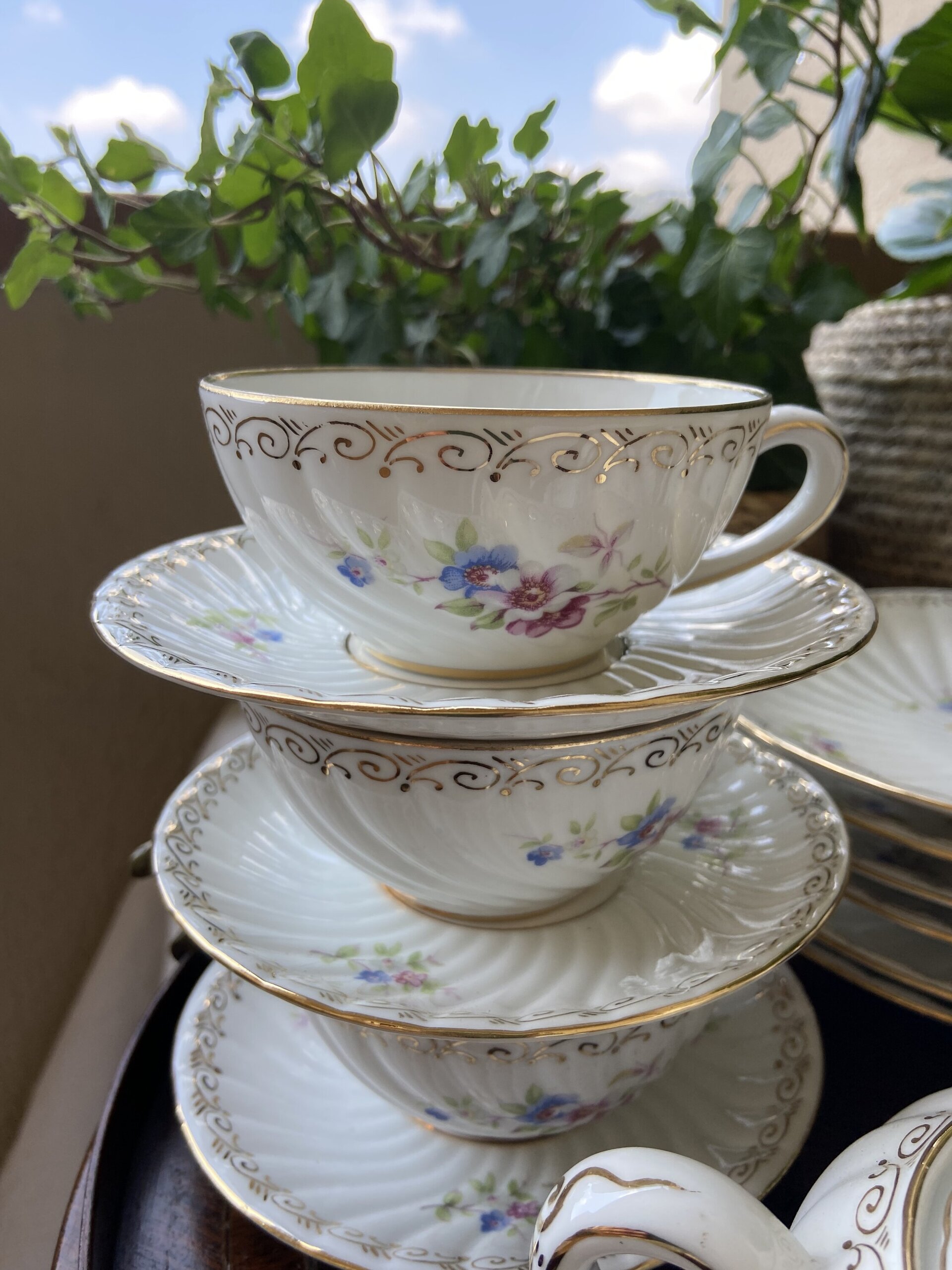 6 tazas de té, azucarero, lechera y 6 platos merienda. - 4