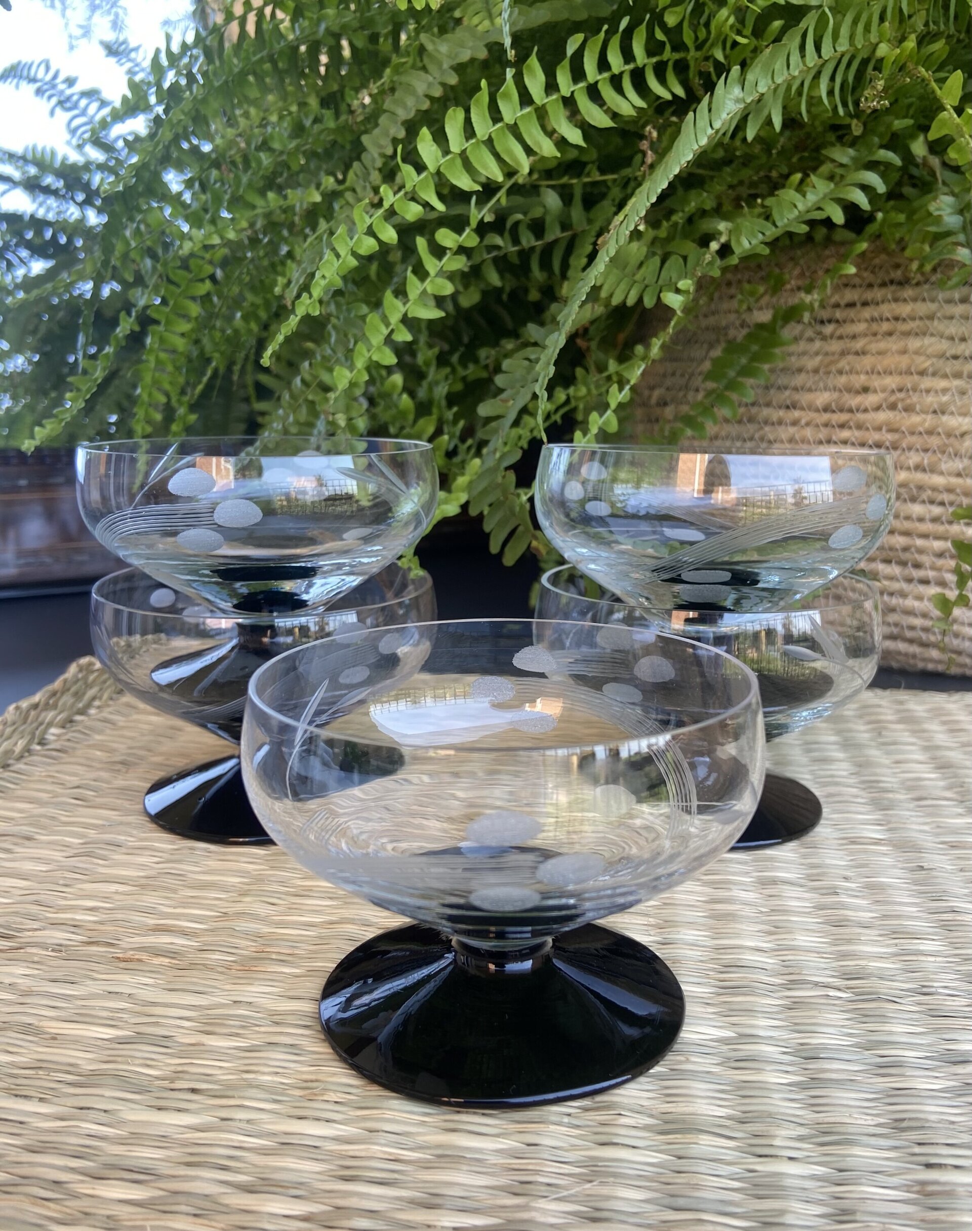 5 copas en vidrio transparente tallado y pie en negro. - 1
