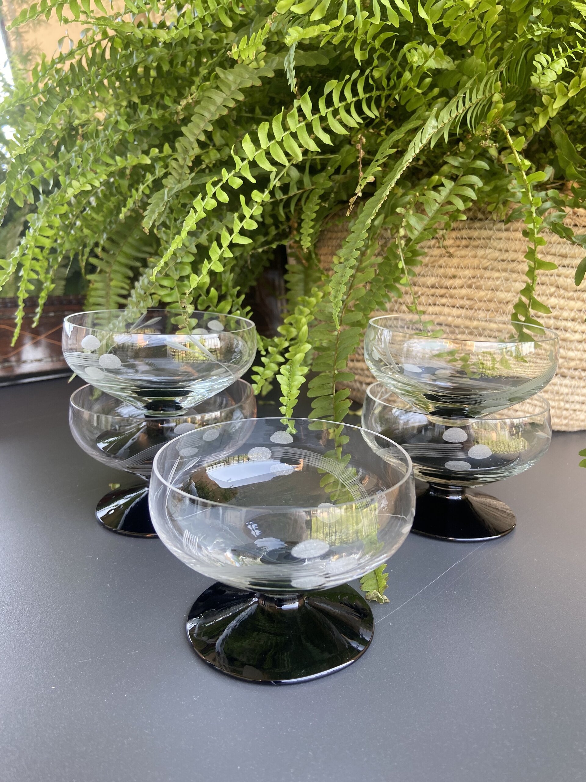 5 copas en vidrio transparente tallado y pie en negro. - 3