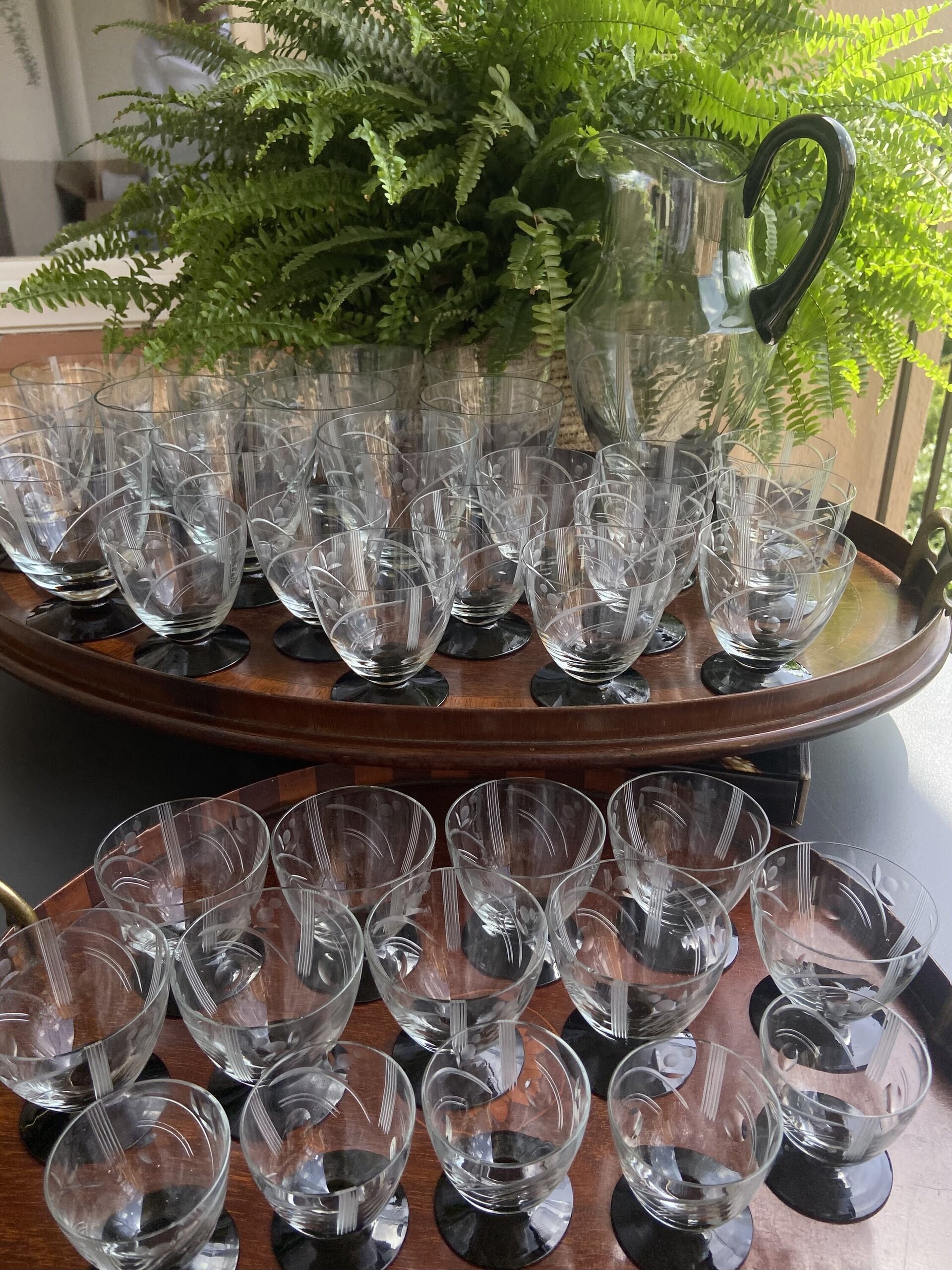 Jarra y copas en vidrio tallado transparente con pie negro. - 6