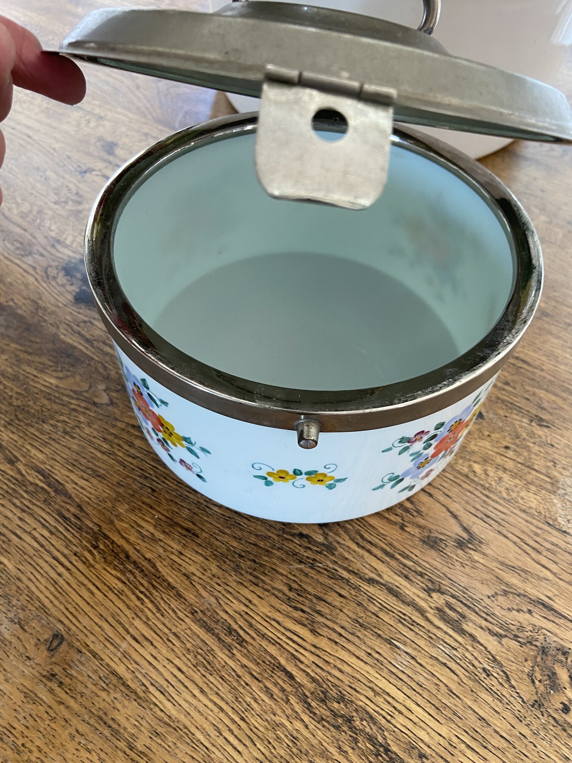 Galletero en porcelana con tapa y asa de metal - 7