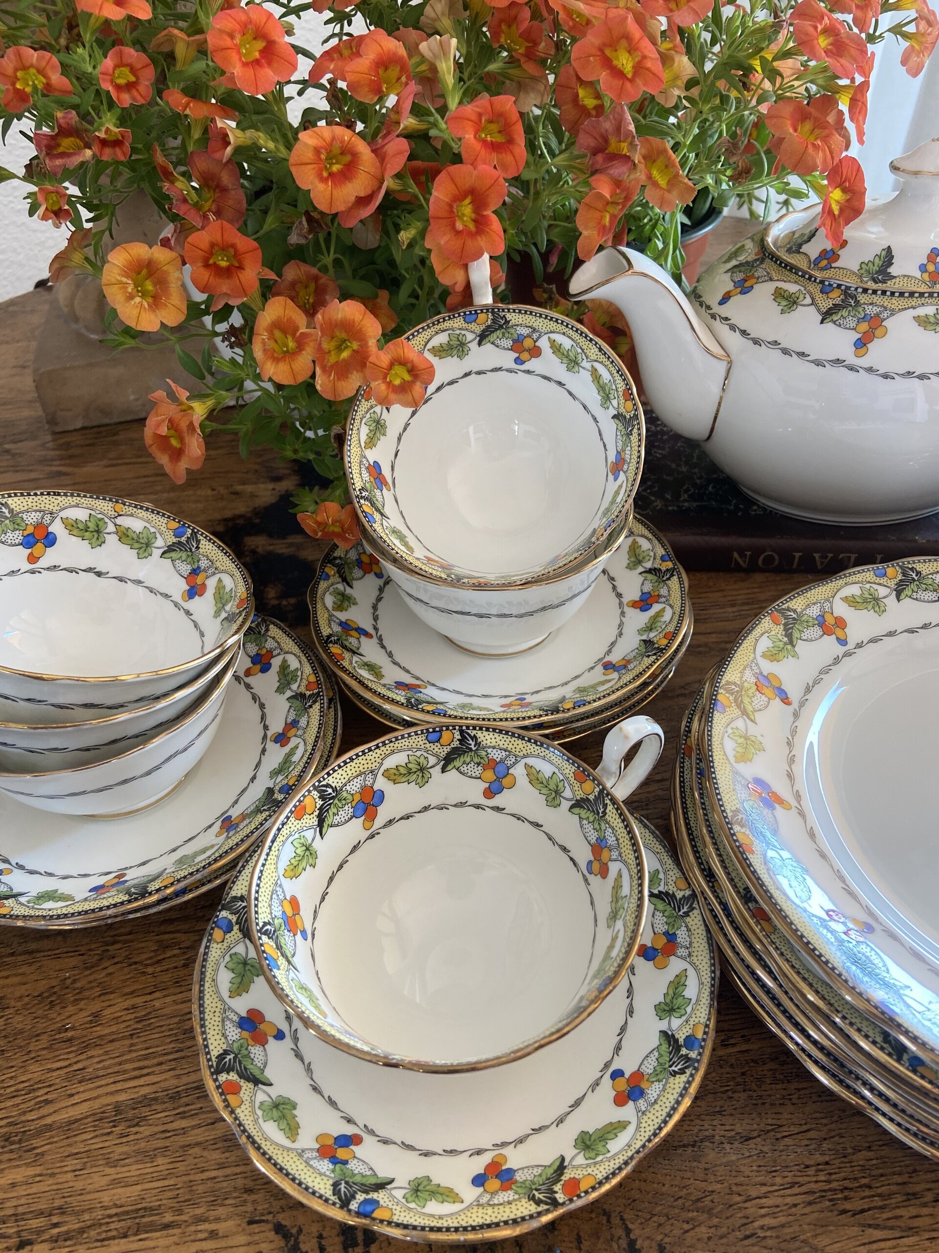 Tetera, 6 tazas de té/desayuno y 6 platos en porcelana inglesa "Ansley". - 4