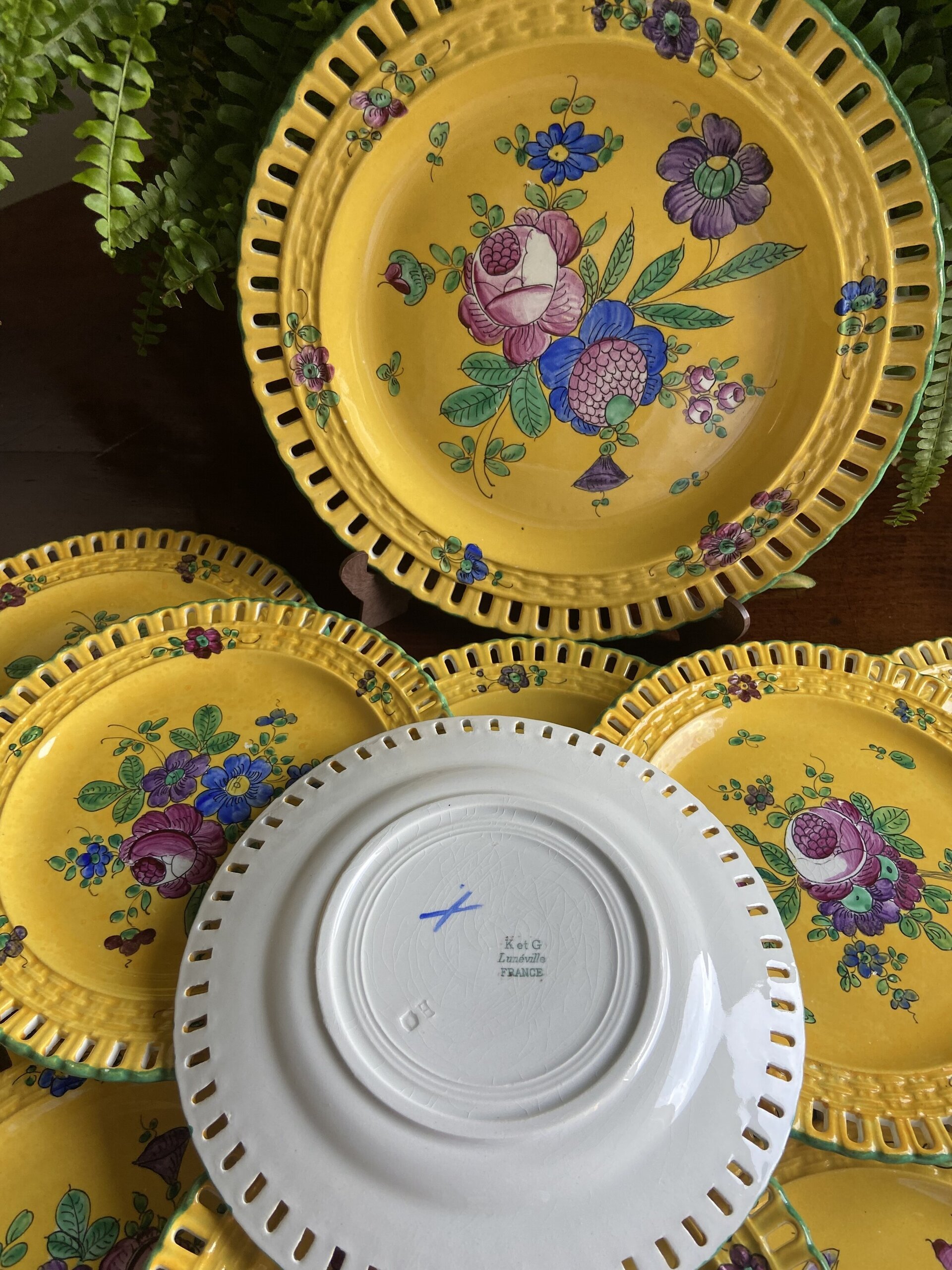 Fuente y 9 platos de merienda en loza francesa "K & G" Luneville - 7