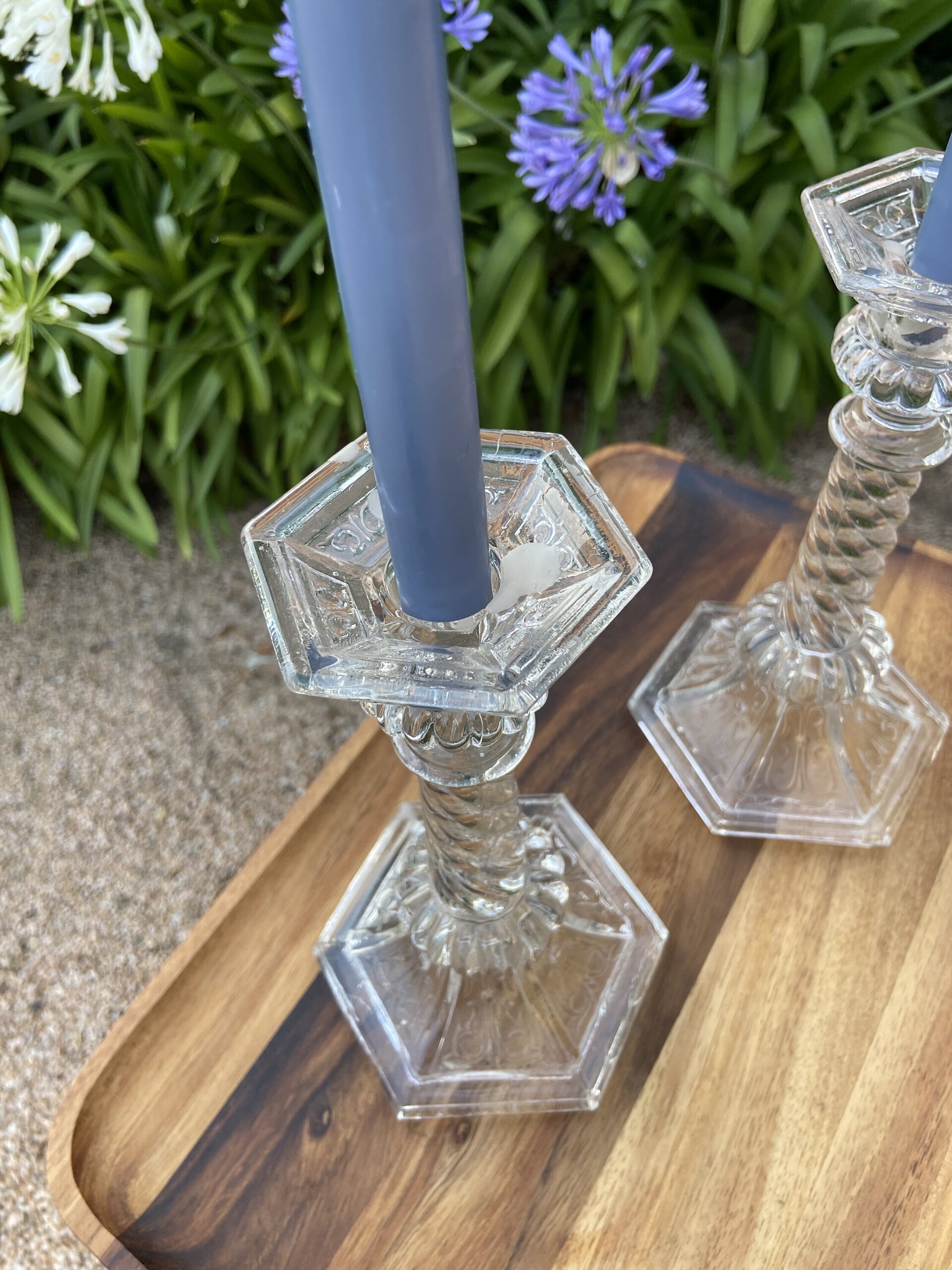 Pareja candelabros en vidrio prensado. - 2