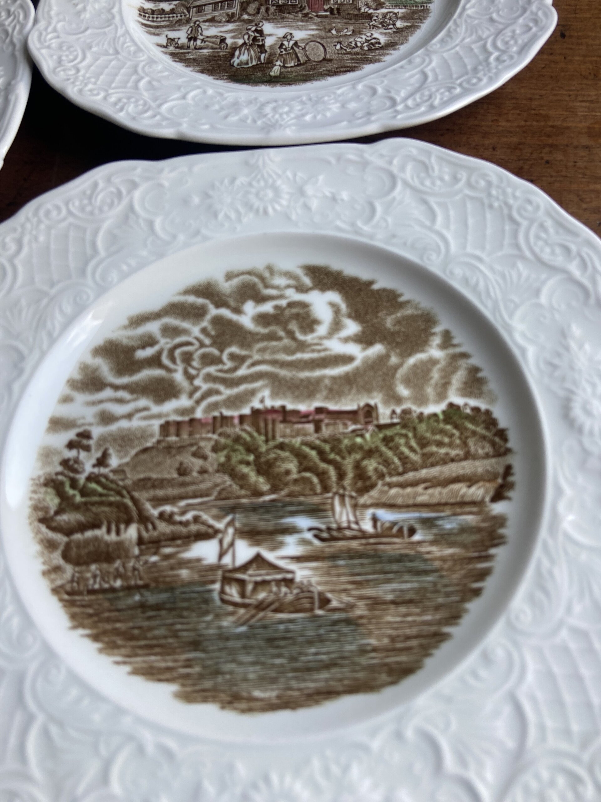 12 platos merienda en loza inglesa "Johnson Bros" (mod.Historic Scenes). - 11