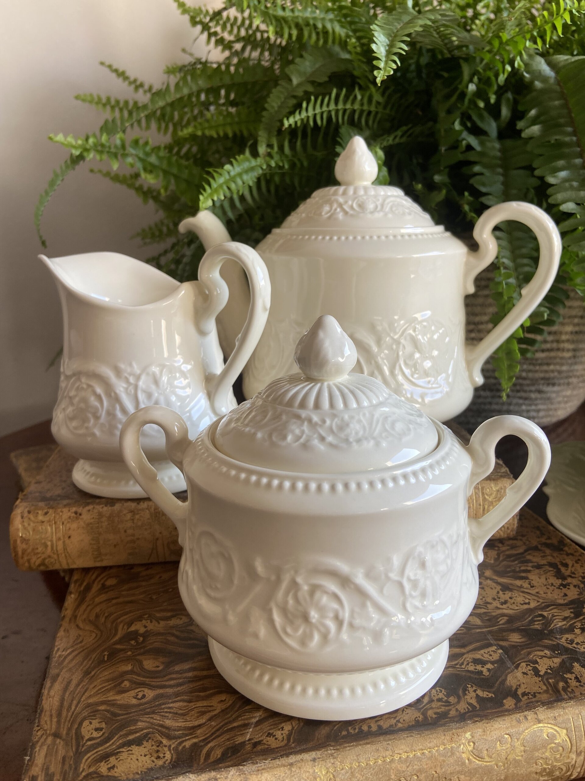 Tetera, lechera y azucarero en porcelana inglesa "Wedgwood" - 1