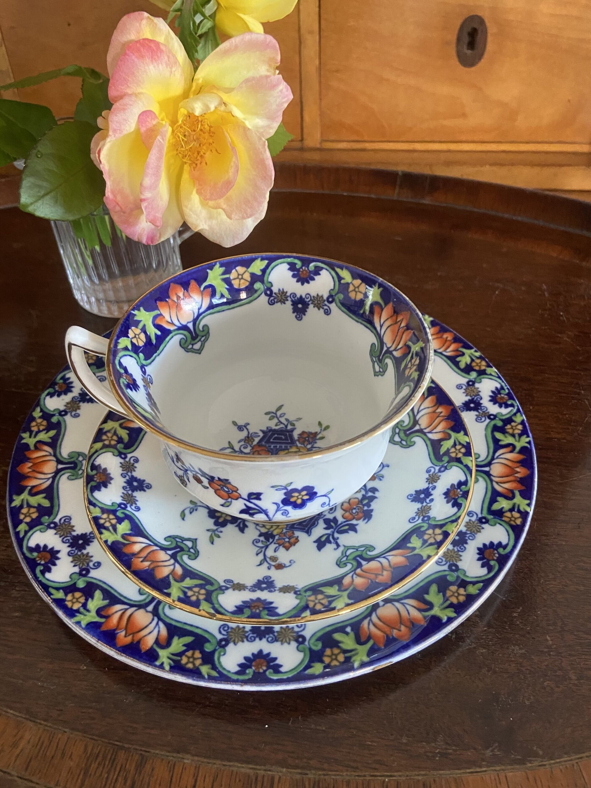 Trio con taza de té en porcelana inglesa "Aynsley" - 1