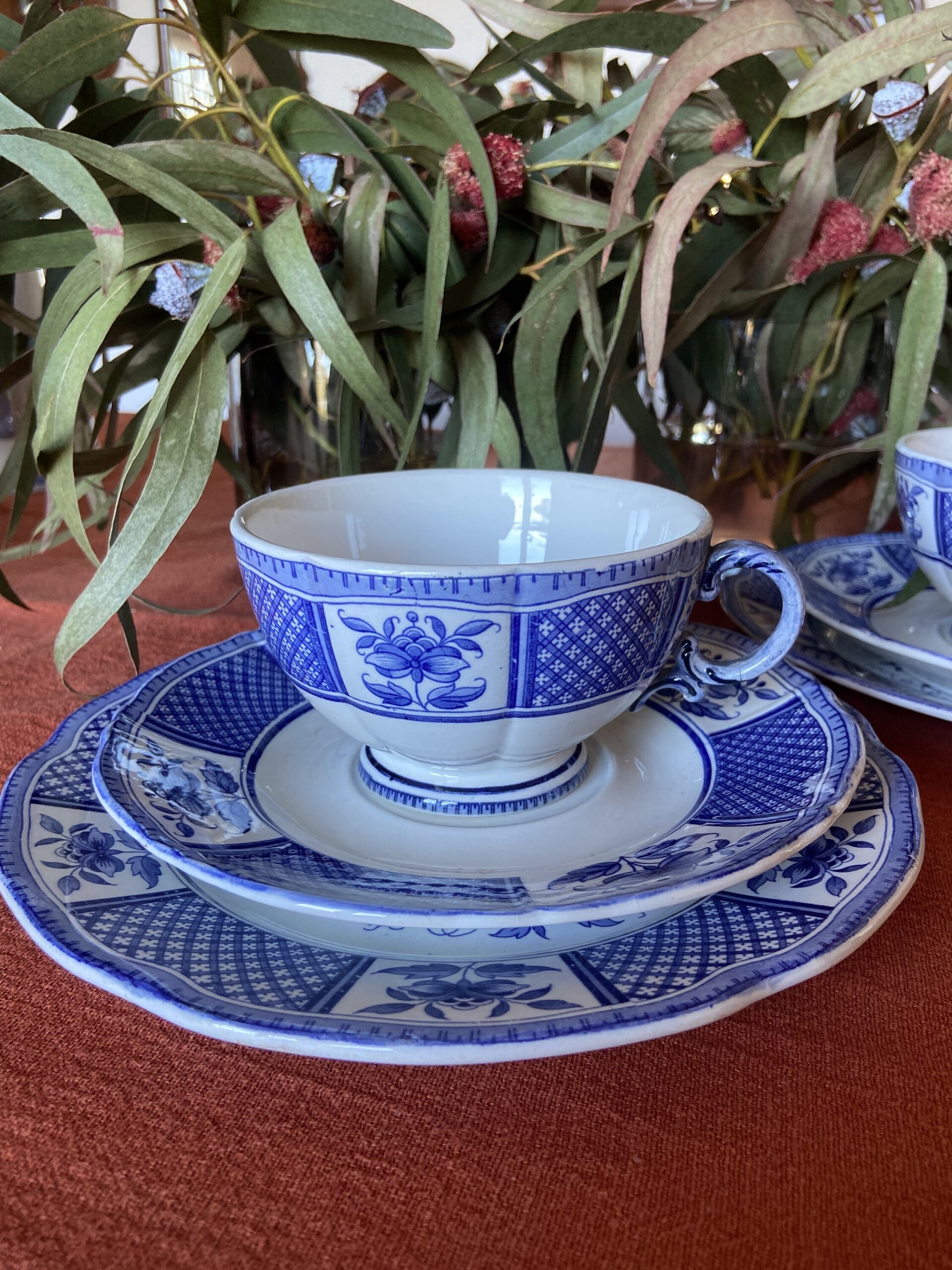 2 trios con tazas de desayuno loza francesa "Sarreguemines". - 3