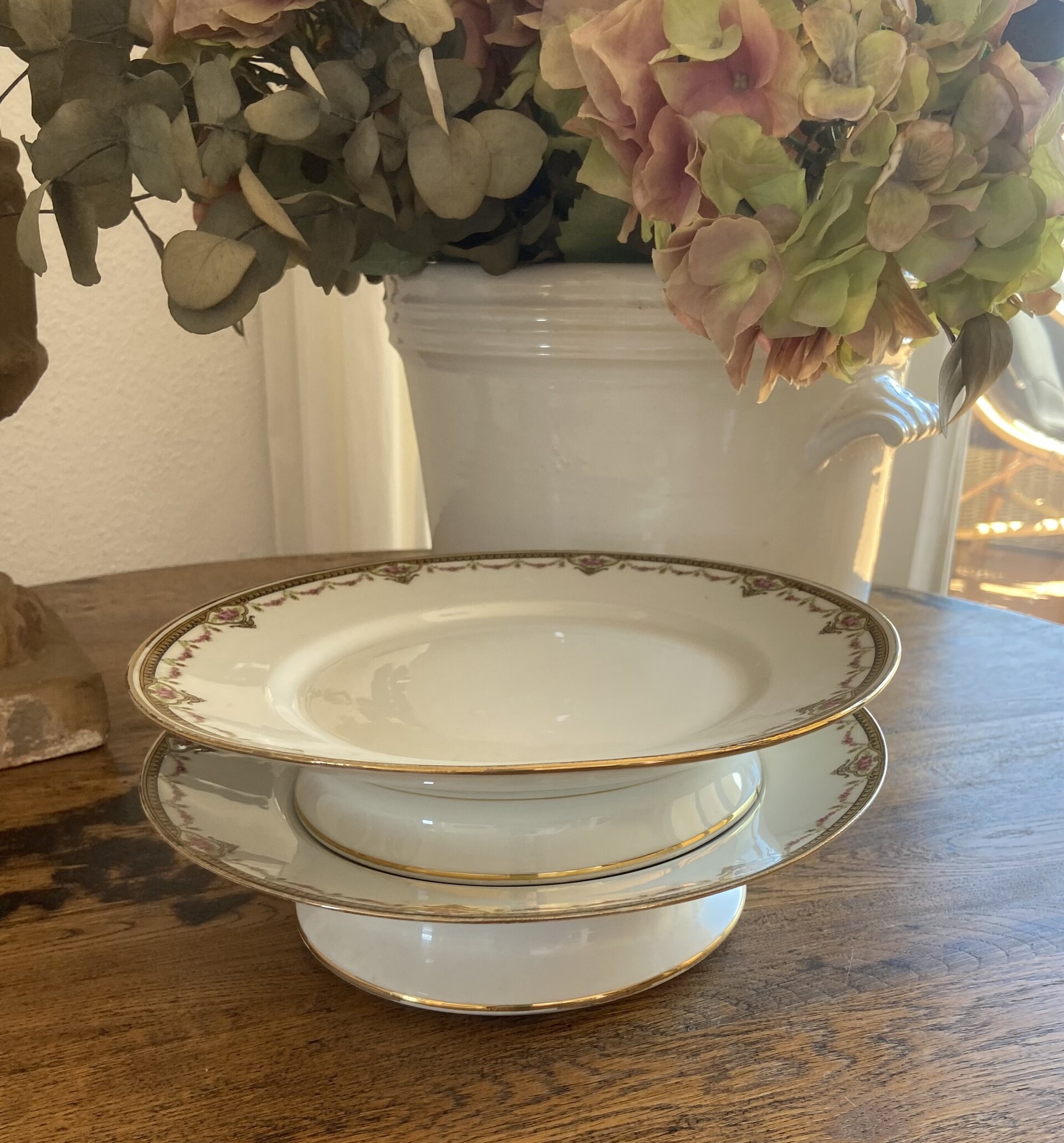 Pareja de platos con pie en porcelana francesa de "J.C." de Limoges. - 5