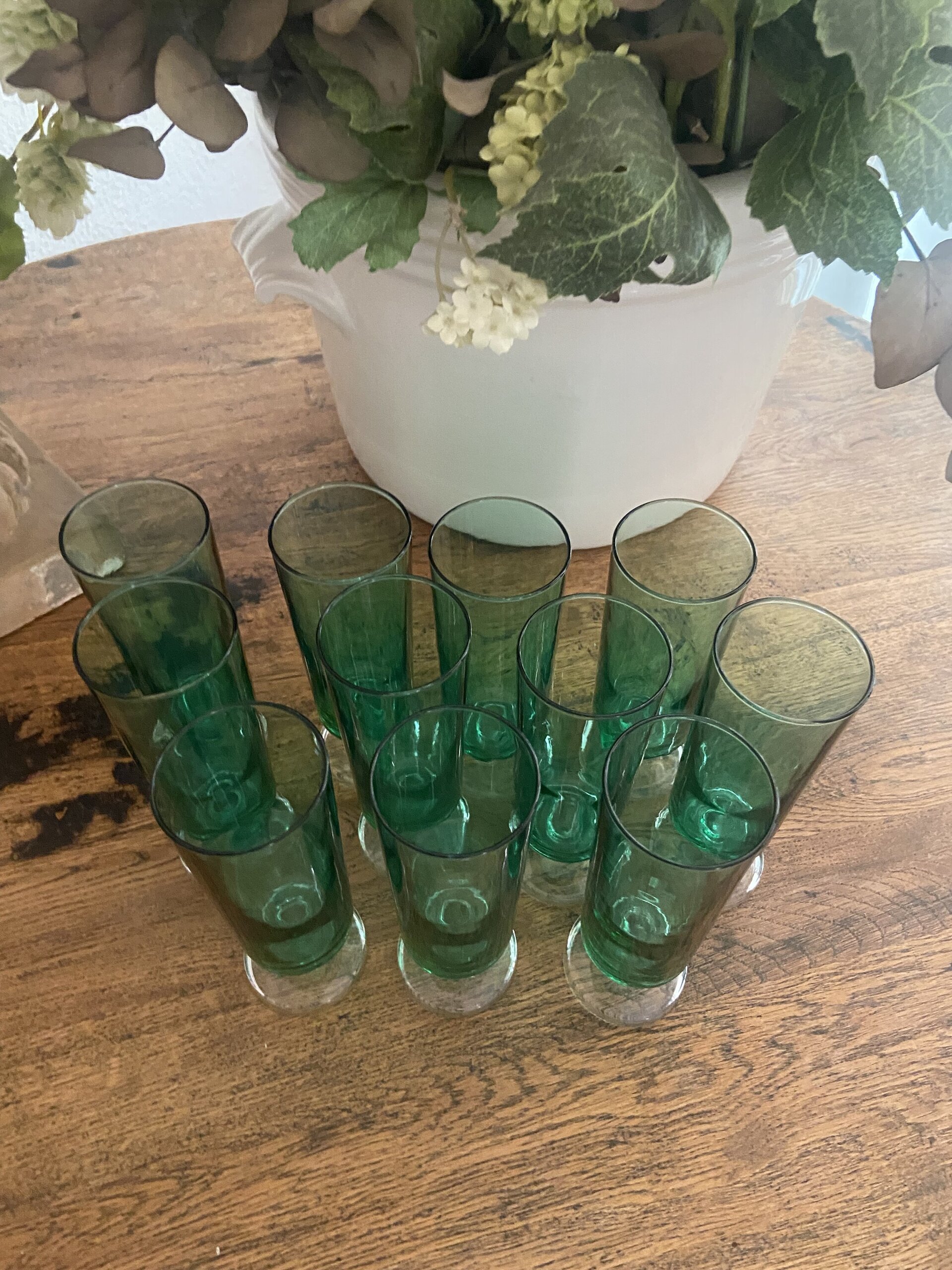 11 copas de cava en vidrio verde. - 3