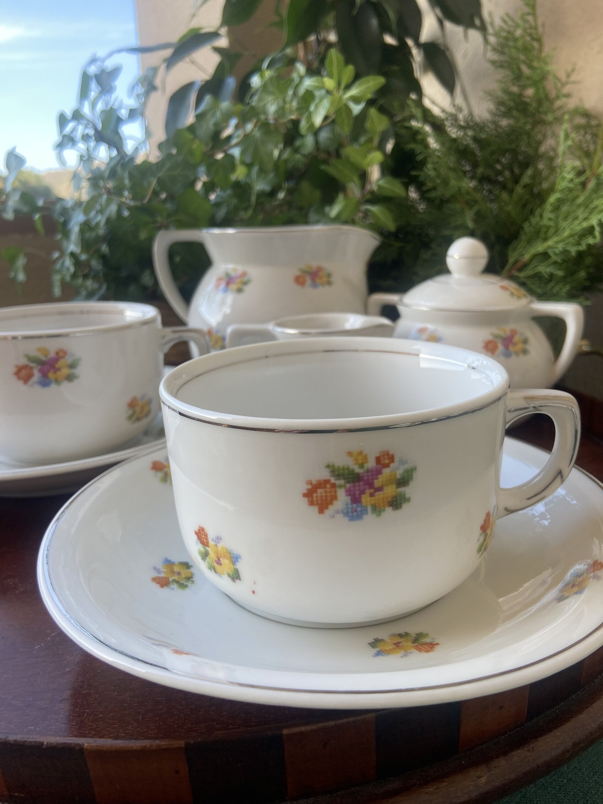 Pareja tazas desayuño, azucarero y jarras en porcelana alemana "Jager". - 1