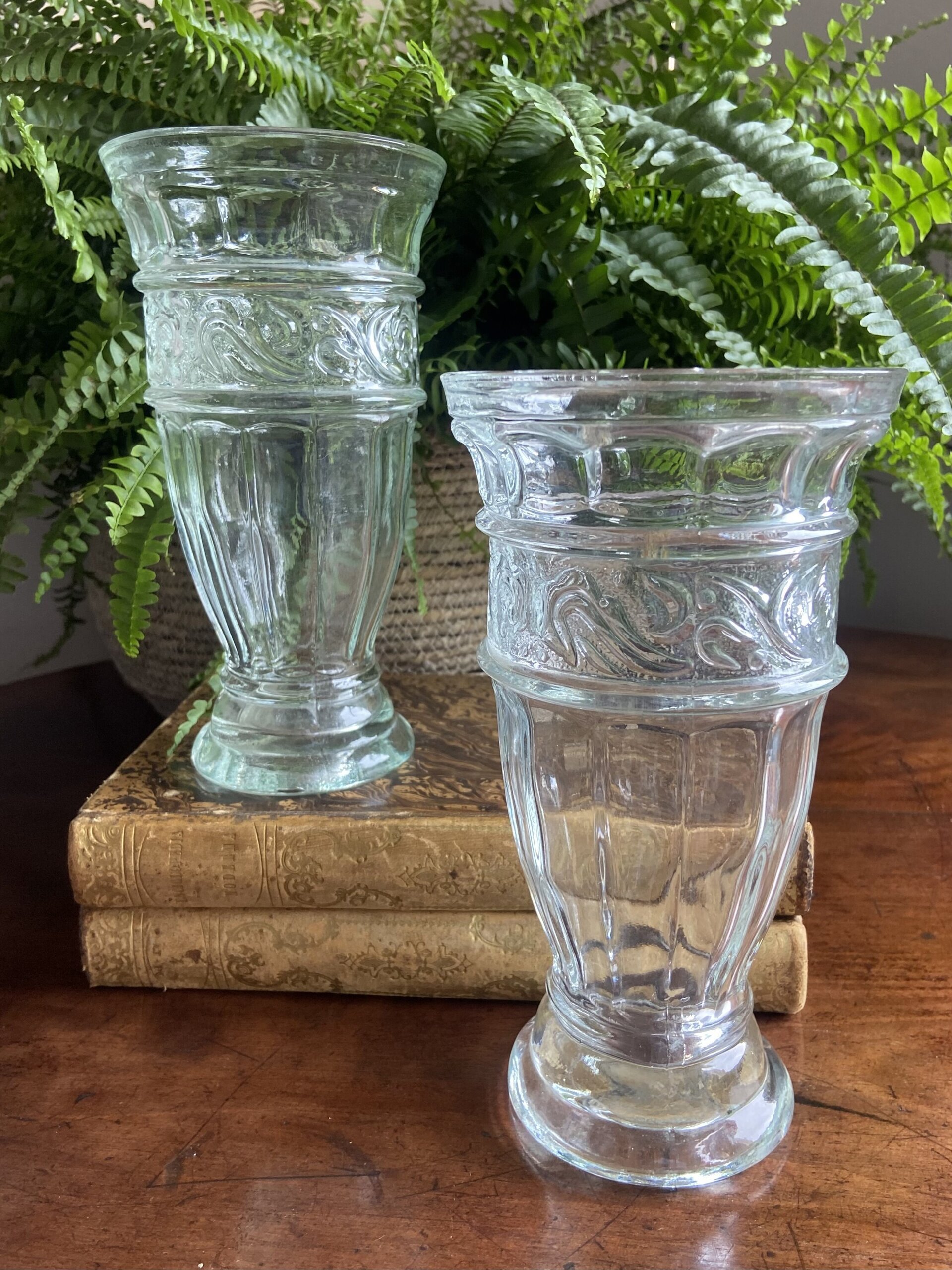Pareja de jarrones en vidrio prensado. - 2