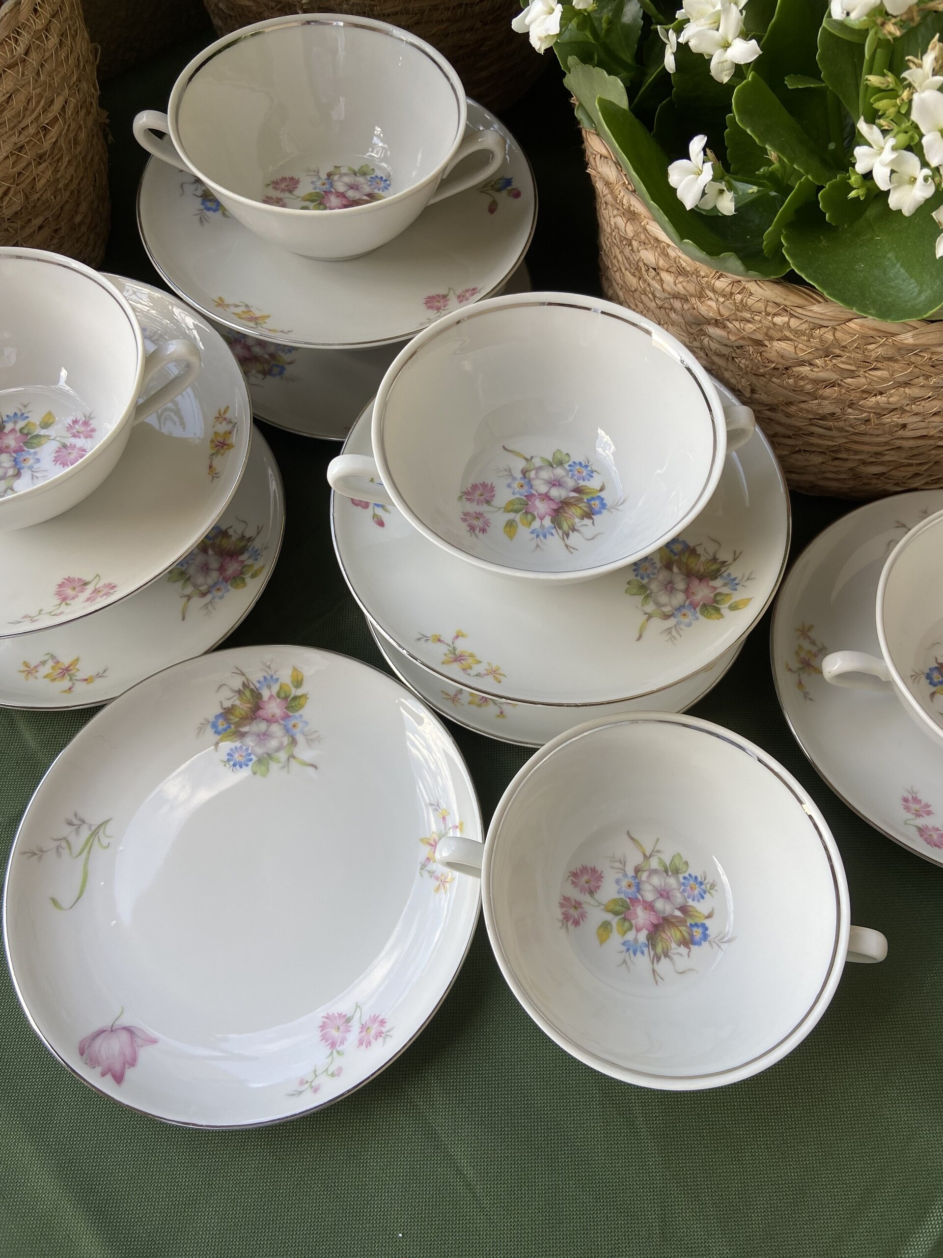 9 tazas consomé en porcelana alemana "Llorm" Bavaria. - 4