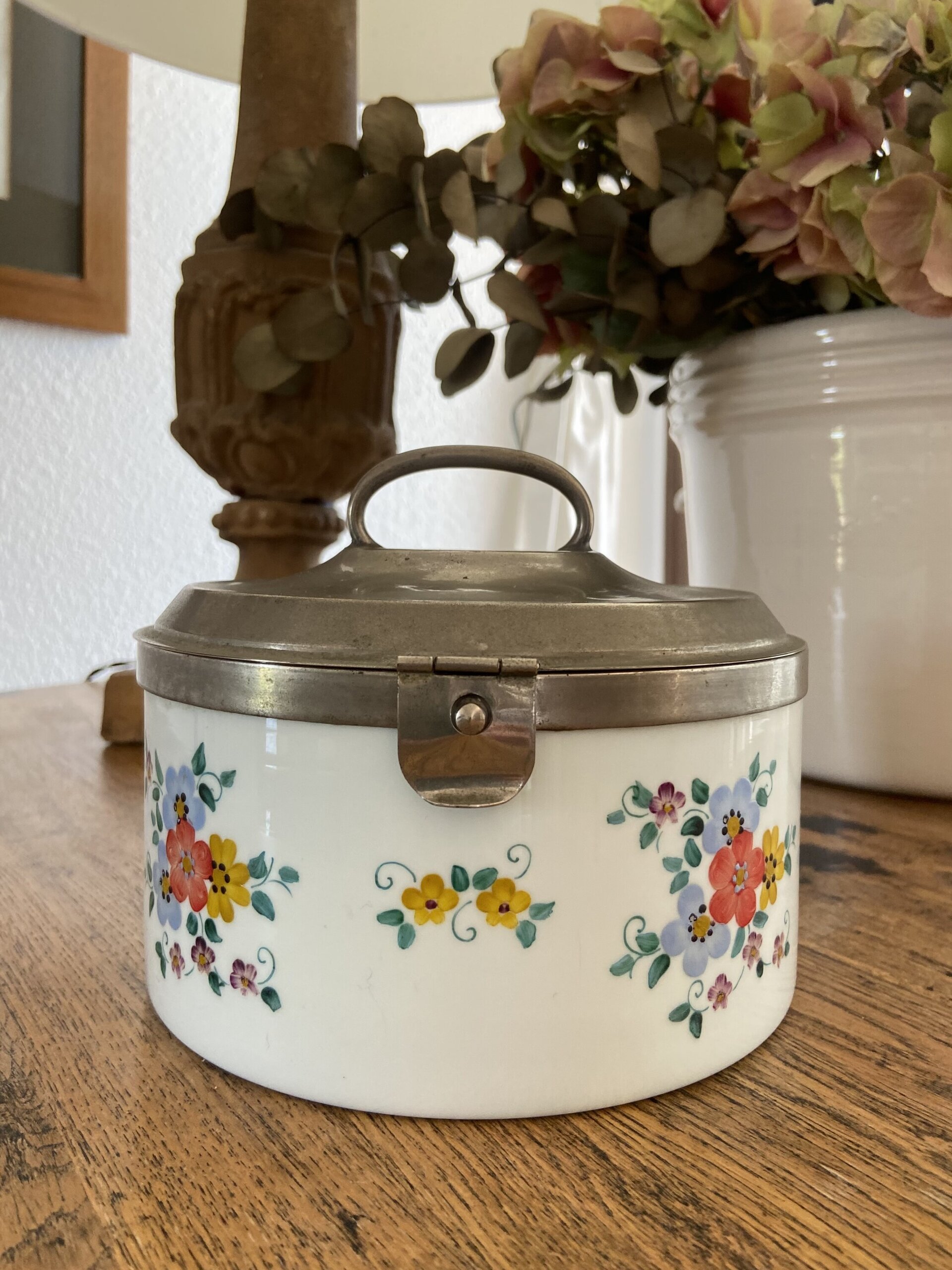 Galletero en porcelana con tapa y asa de metal - 1