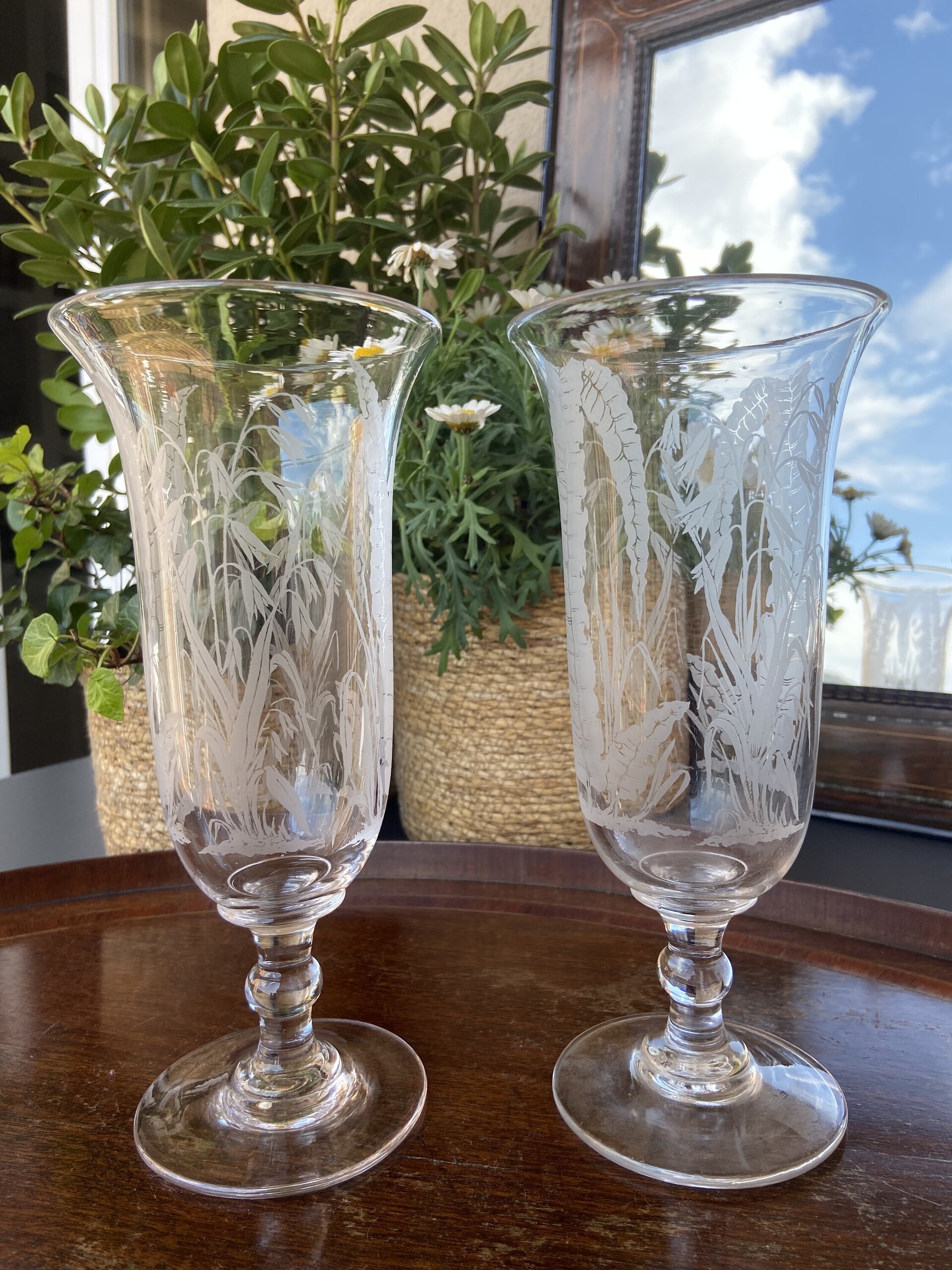 Pareja de copas/jarrones de cristal soplados y sergrafiados. - 2