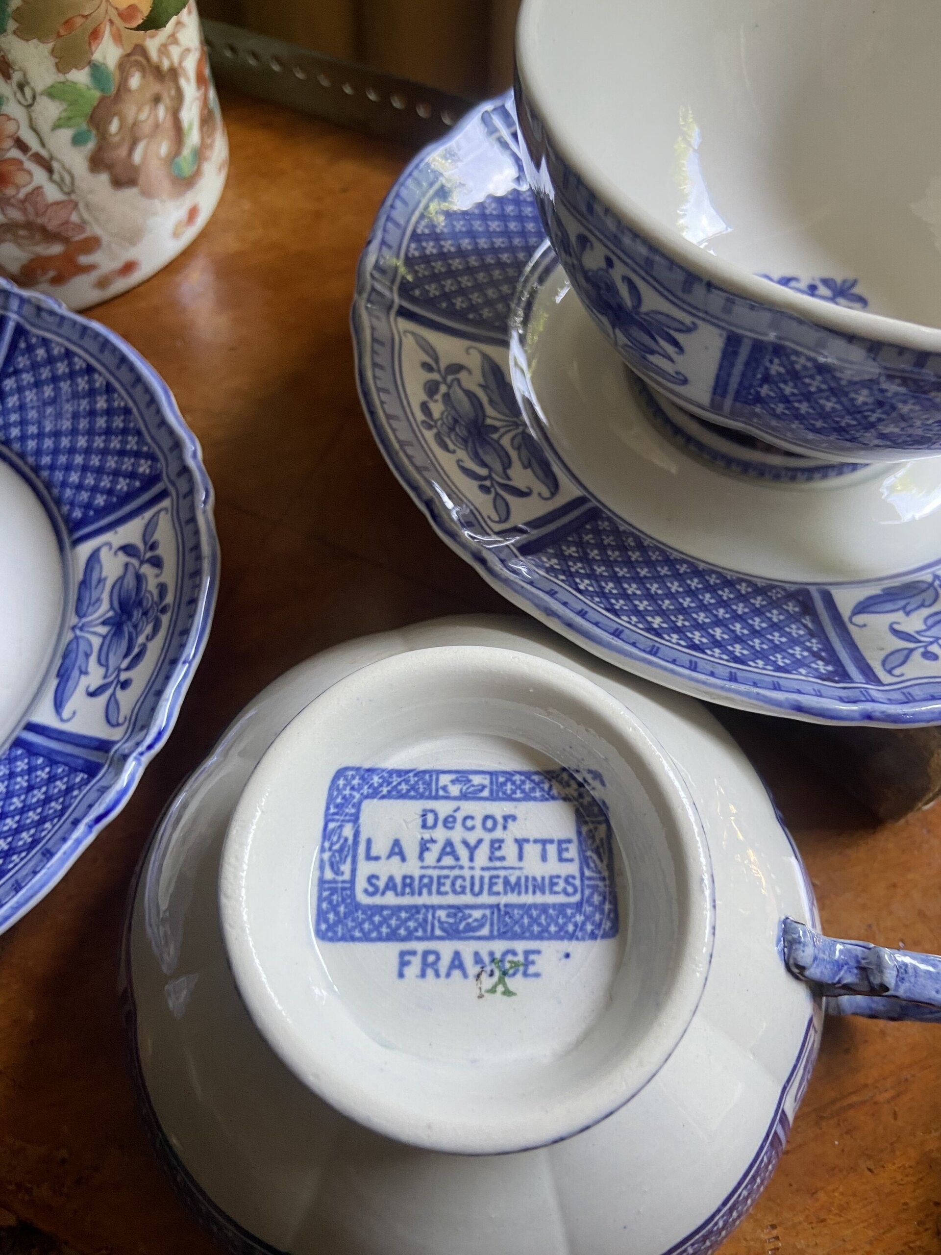Pareja de tazas  de té en loza francesa "Sarreguemines". - 10