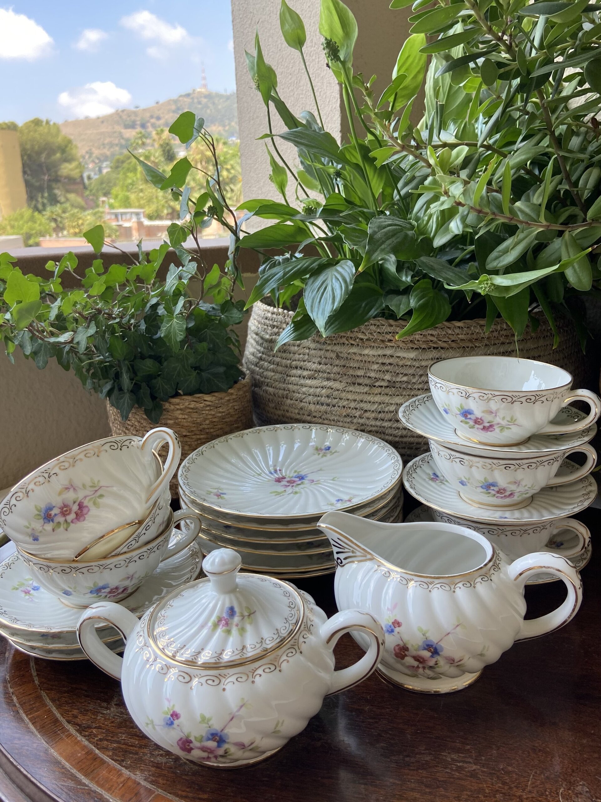 6 tazas de té, azucarero, lechera y 6 platos merienda. - 2
