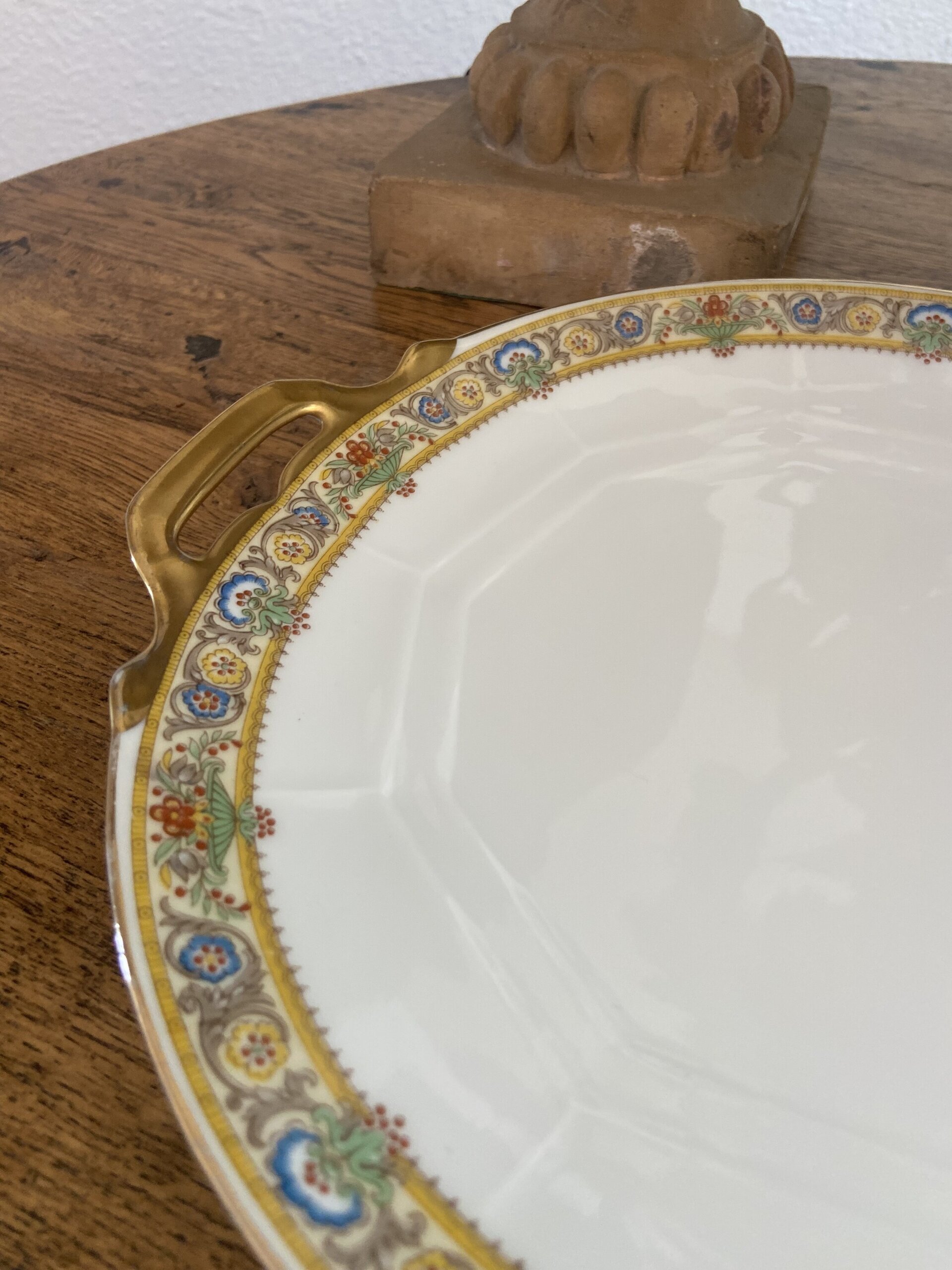 Fuente redonda con asas en porcelana francesa "A.G."  de Limoges. - 2