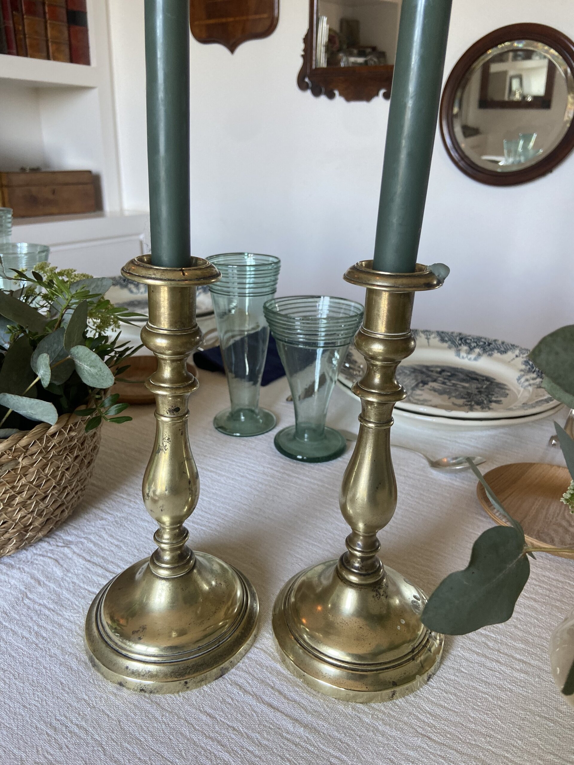 Pareja de candelabros de latón. - 2