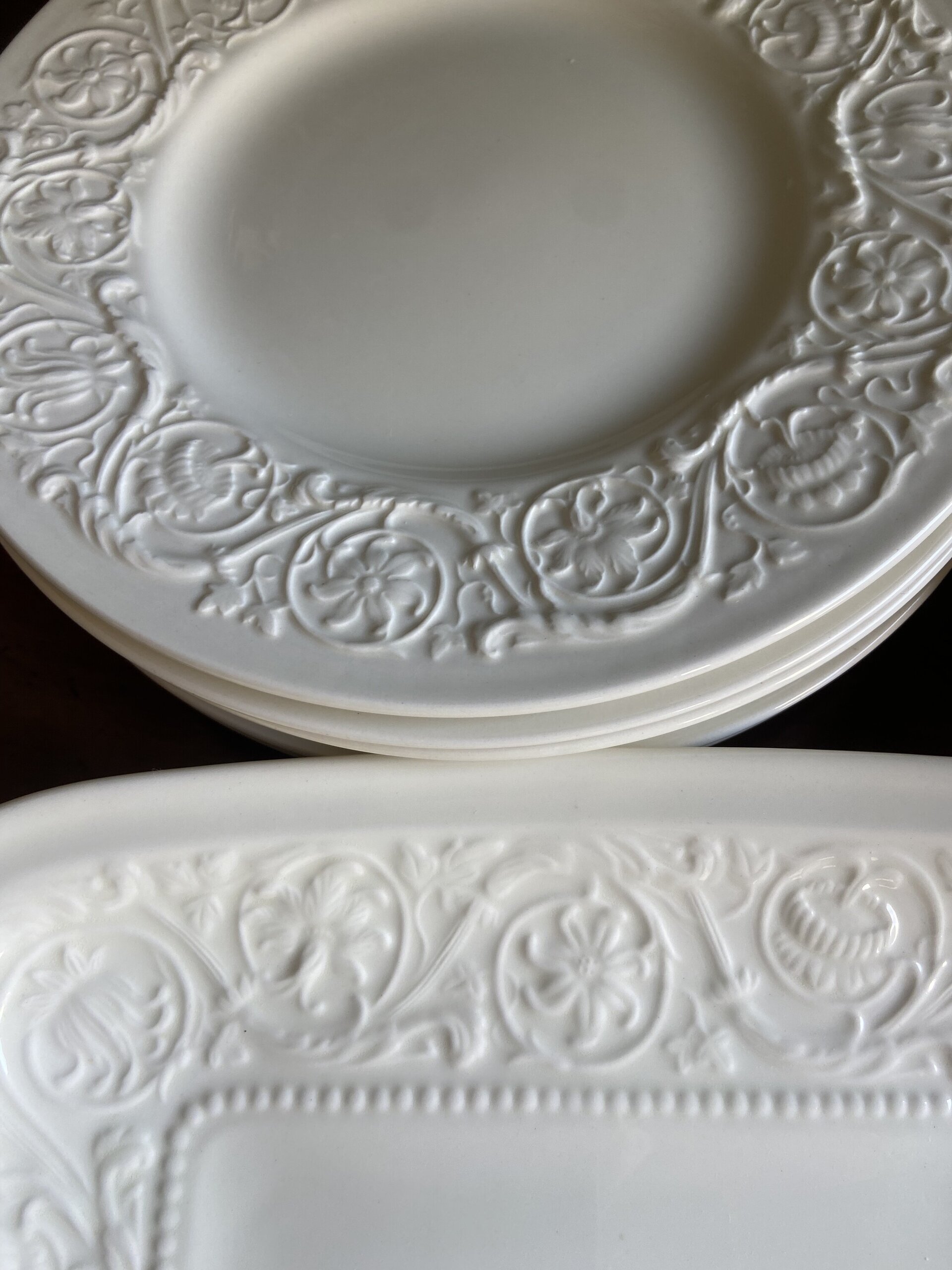 Fuente y 12 platos merienda en porcelana "Wedgwood" (mod. Barlaston). - 4