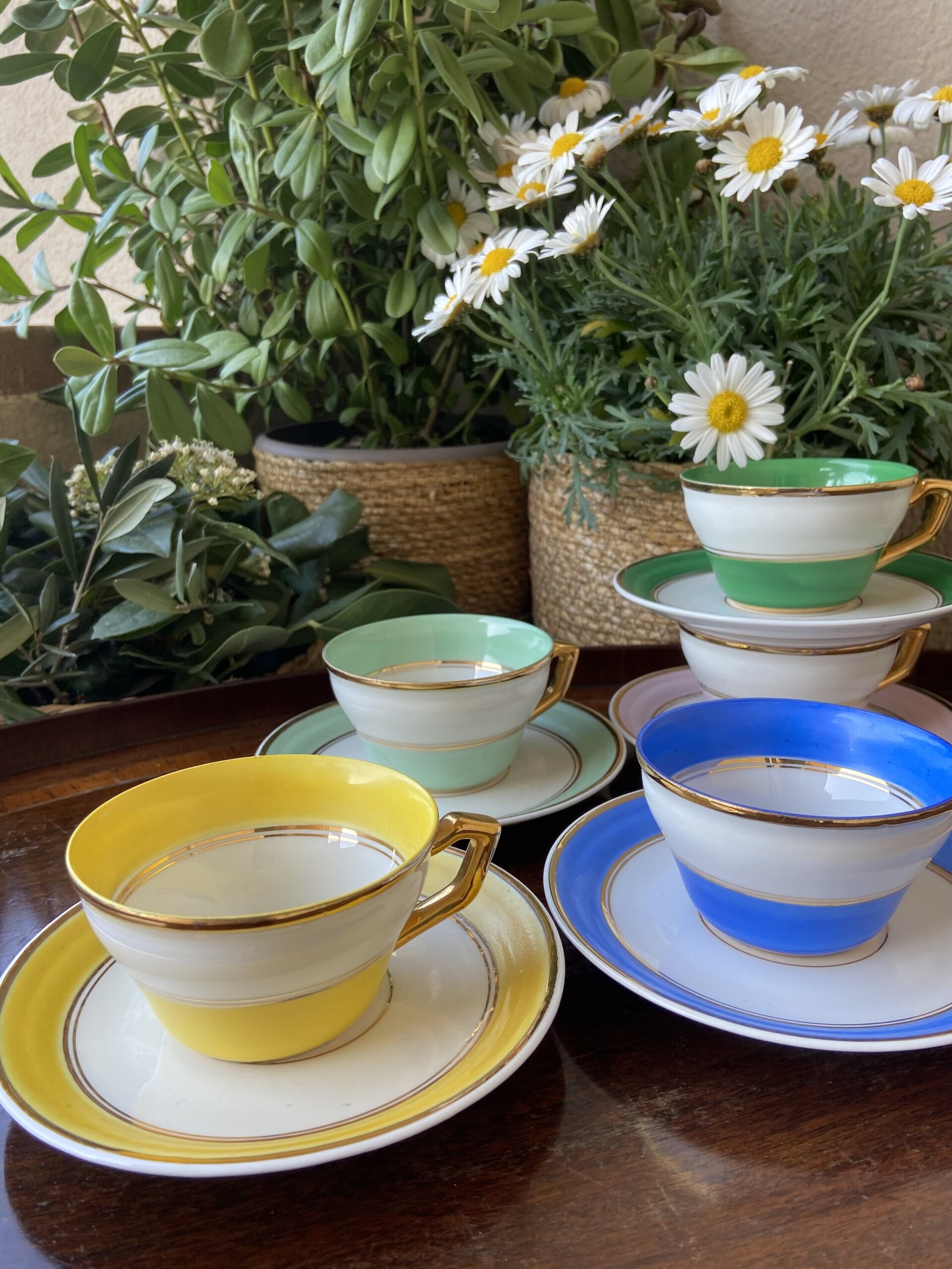 5 tazas café en porcelana de diferente color. - 2