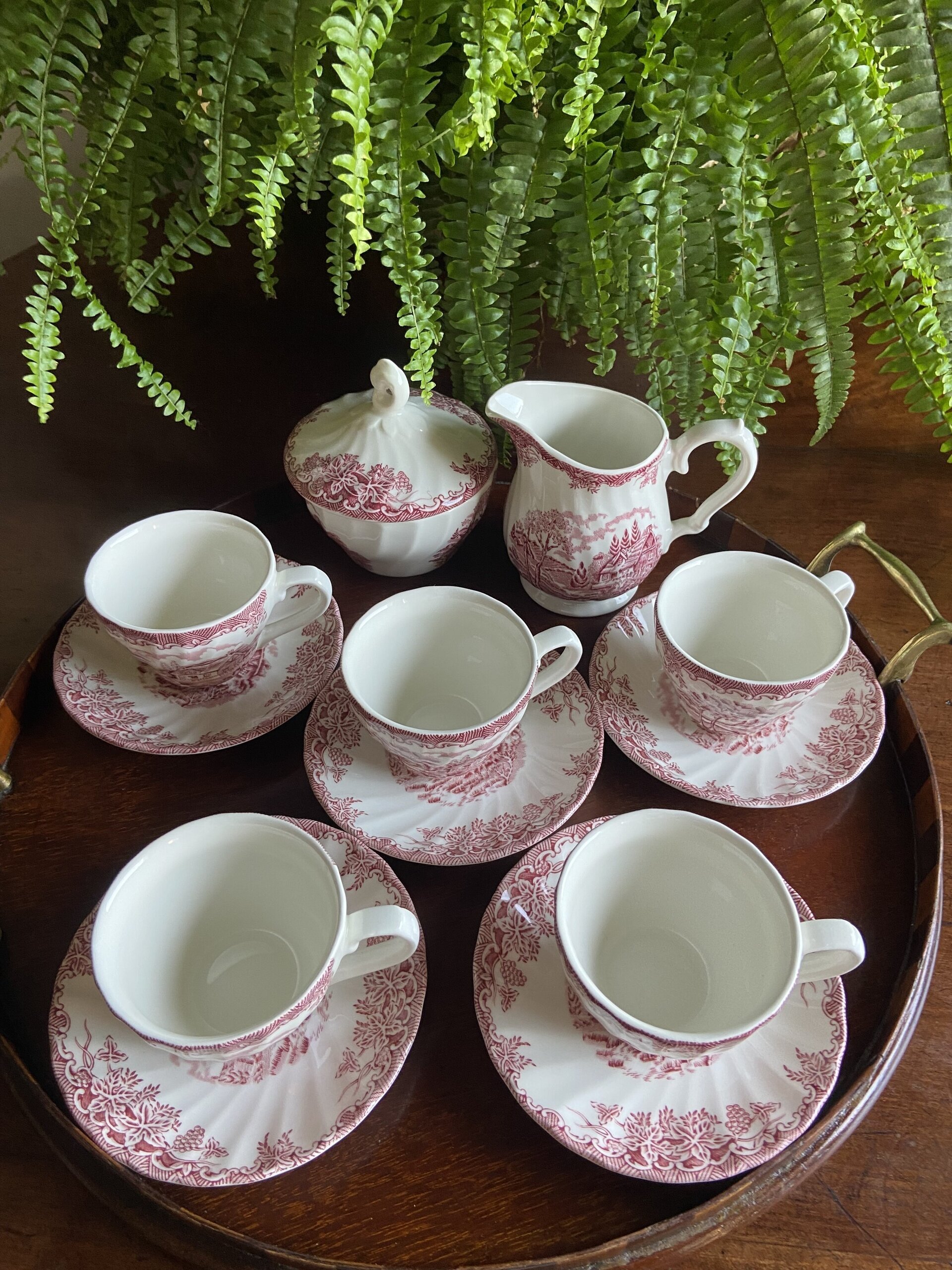 Azucarero, lechera y 5 tazas de café en loza inglesa "Churchill". - 2