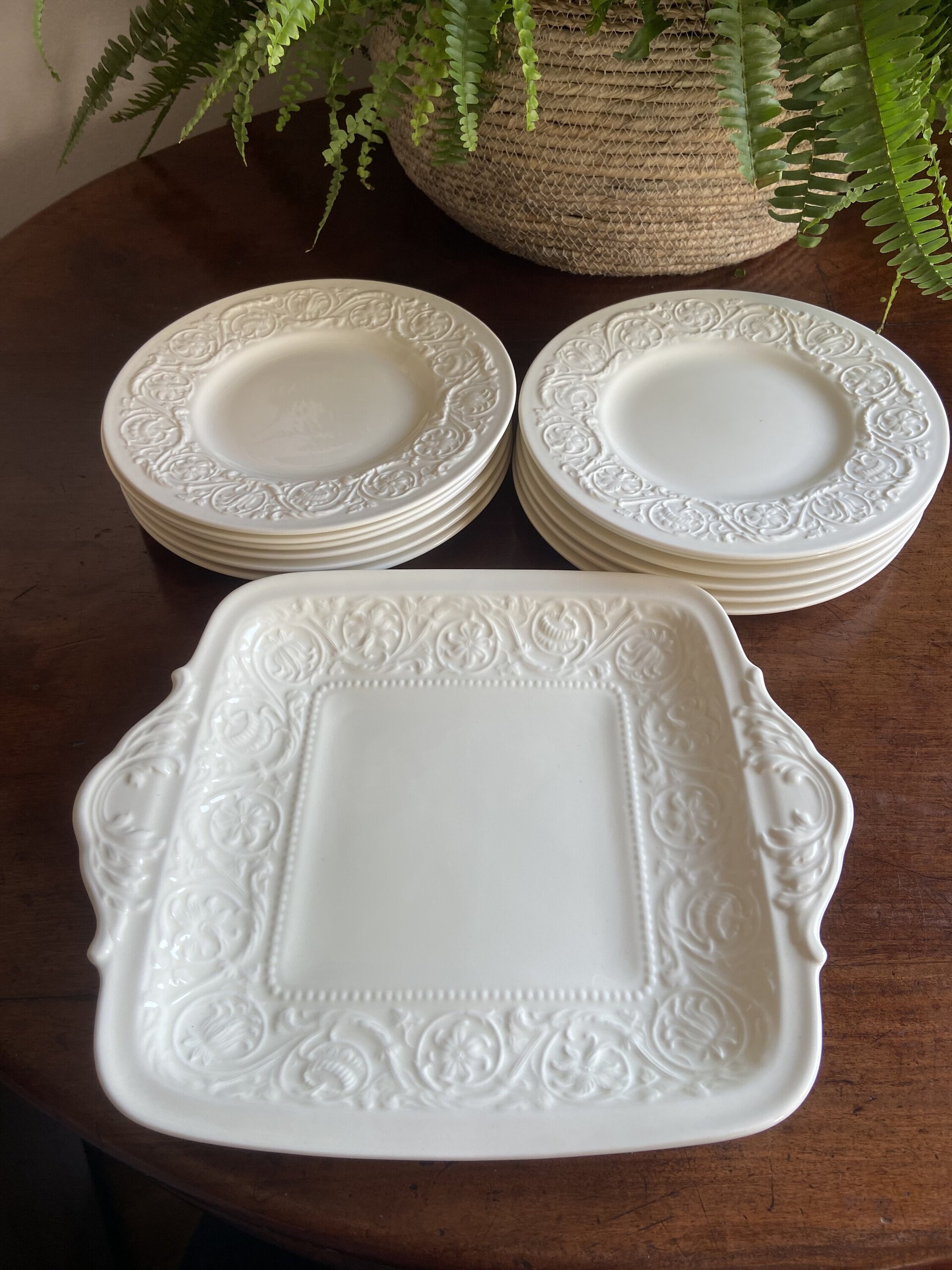 Fuente y 12 platos merienda en porcelana "Wedgwood" (mod. Barlaston). - 6