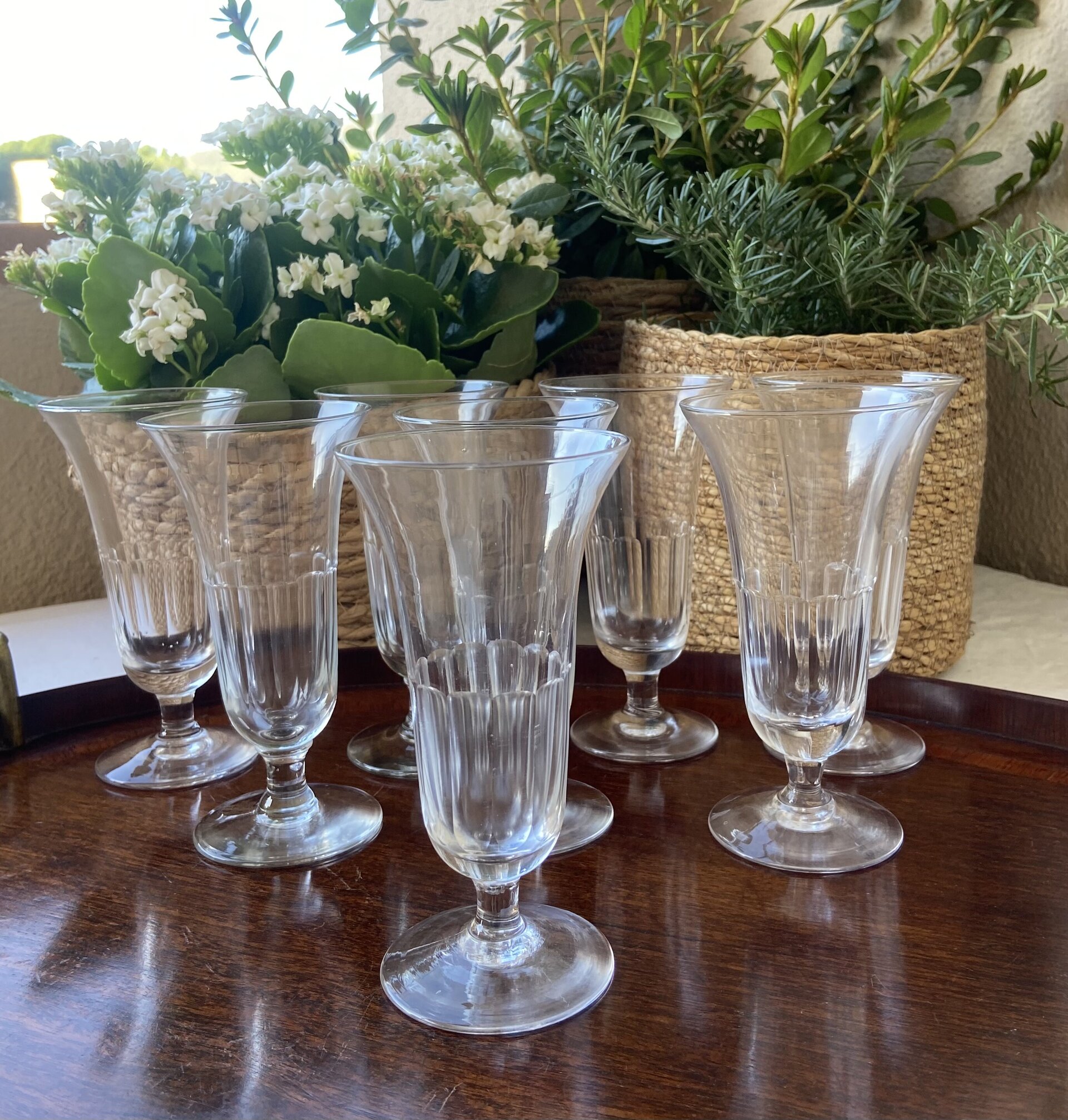8 copas de cava en vidrio tallado. - 5