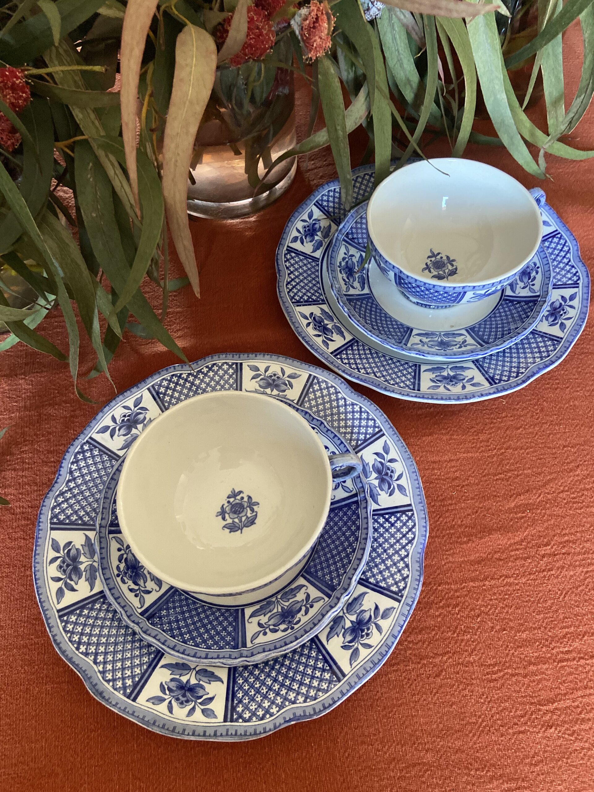 2 trios con taza de té en loza francesa "Sarreguemines". - 5