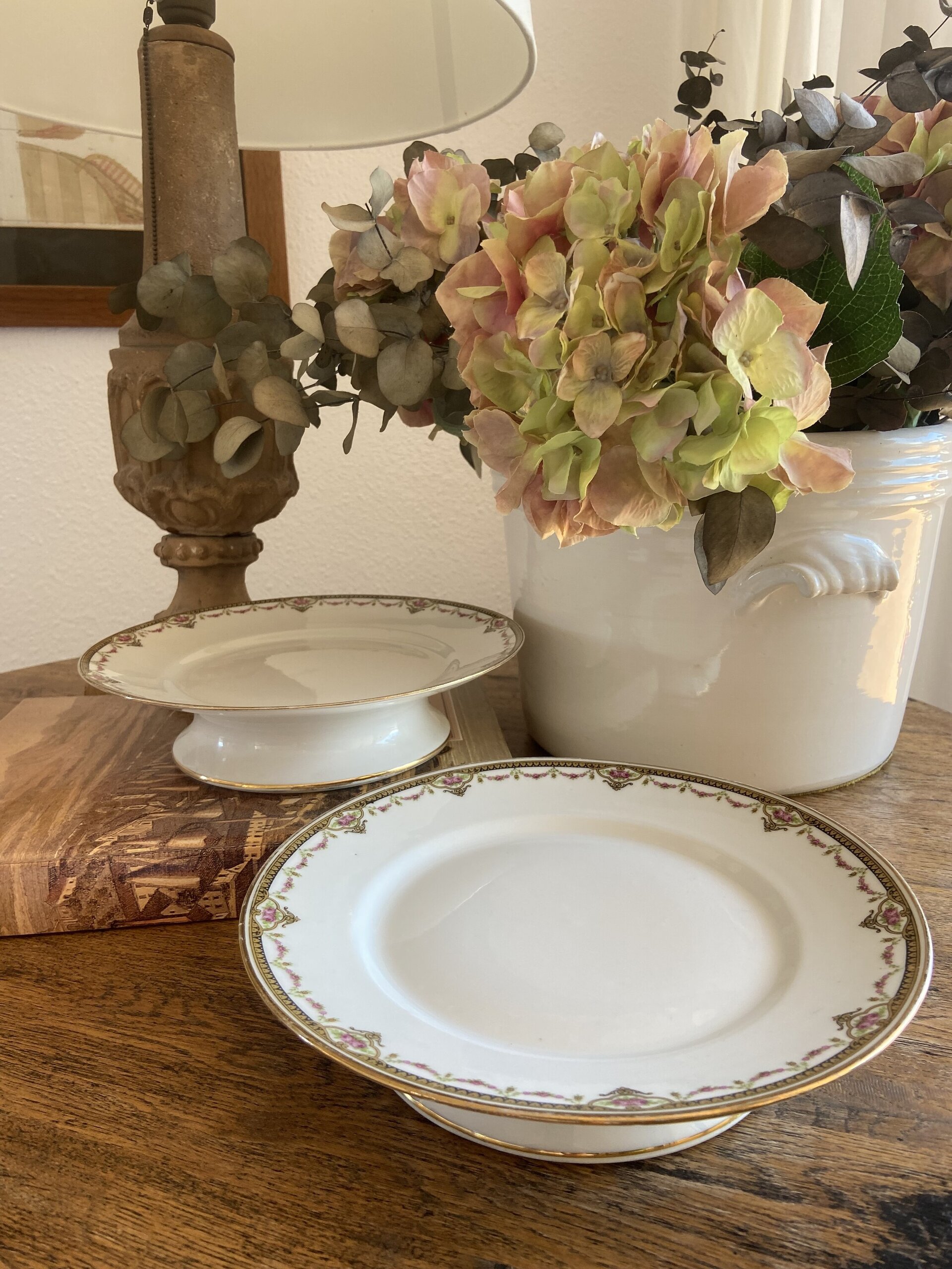 Pareja de platos con pie en porcelana francesa de "J.C." de Limoges. - 2