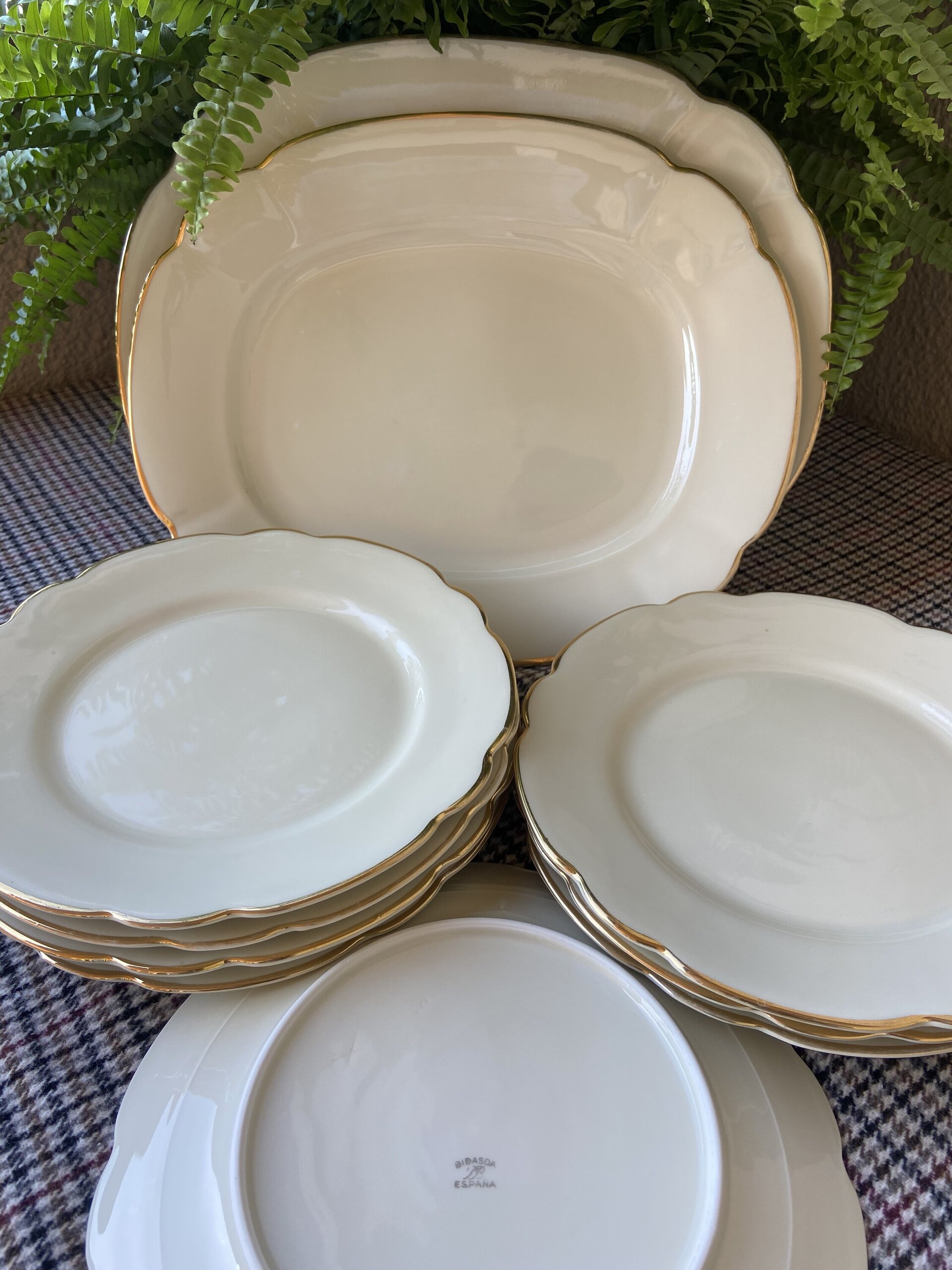 2 fuentes y 8 platos de postre en porcelana "Bidasoa". - 4