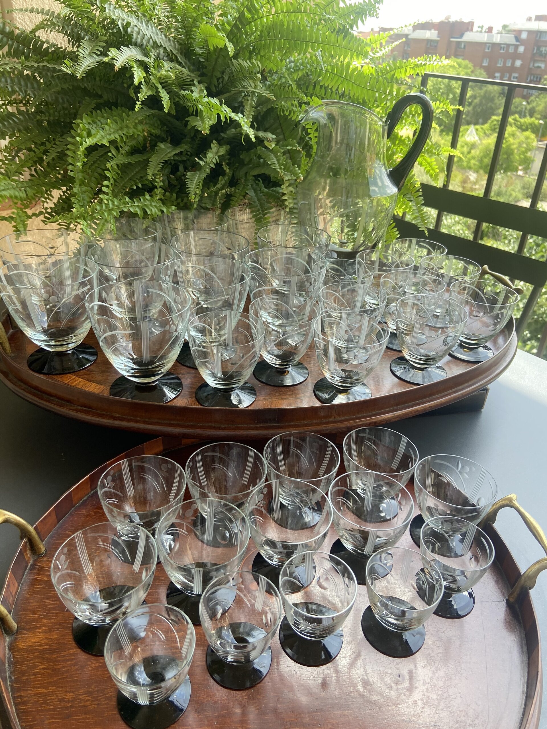 Jarra y copas en vidrio tallado transparente con pie negro. - 1