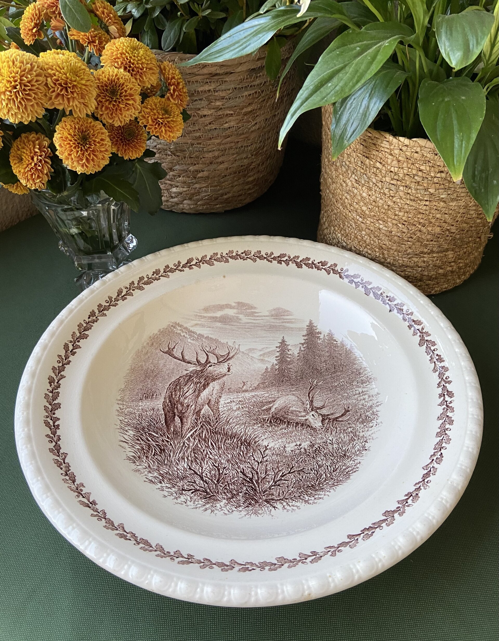 Fuente redonda con motivos de caza "Villeroy & Boch". - 1