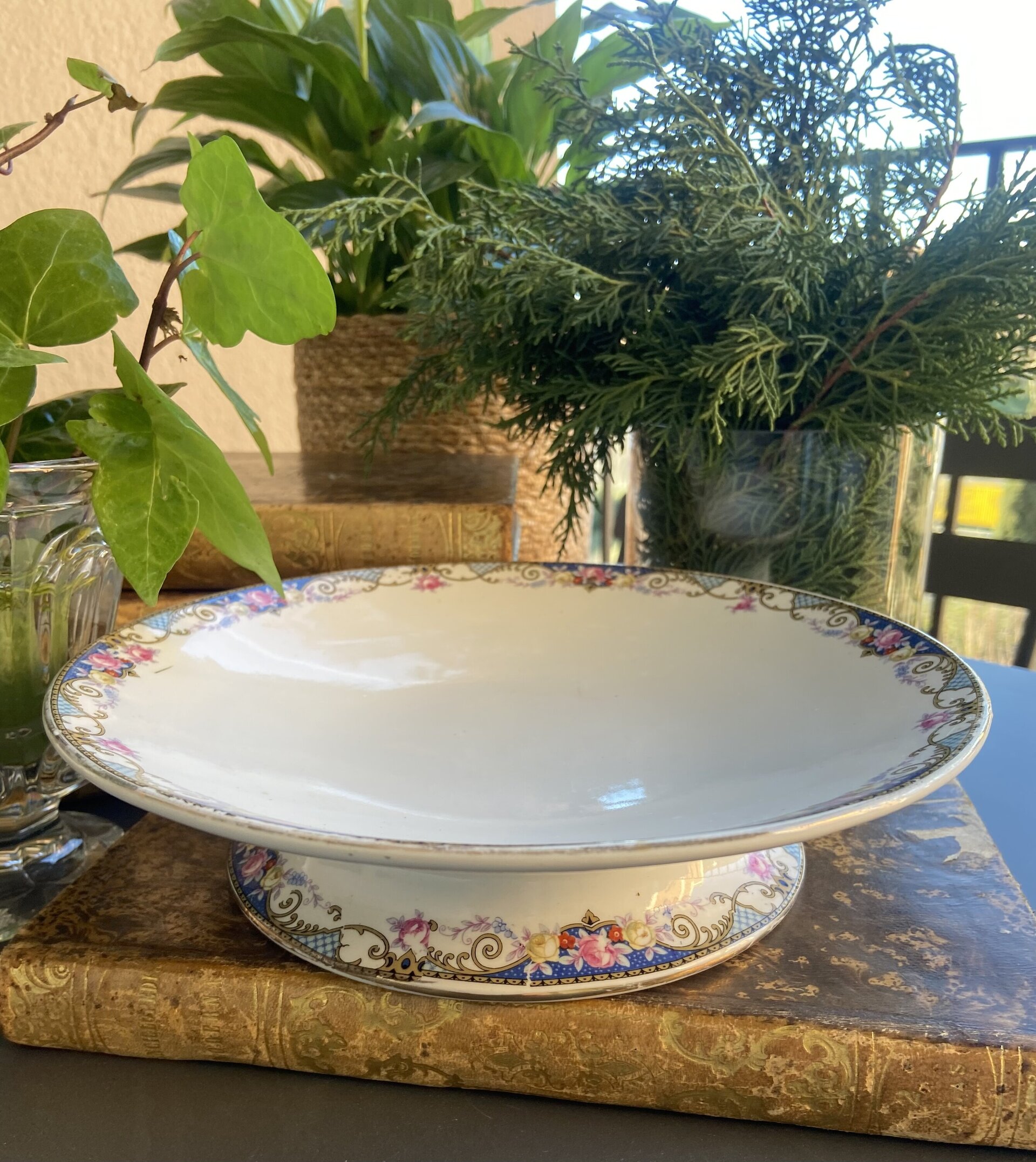 Plato con pie en loza de "San Juan de Aznalfarache" - 1