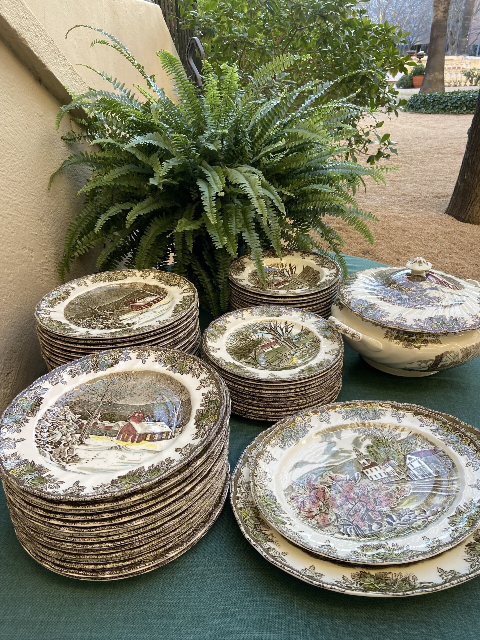 Vajilla en loza inglesa "Johnson Bros" (mod. Friendly Village). - 1