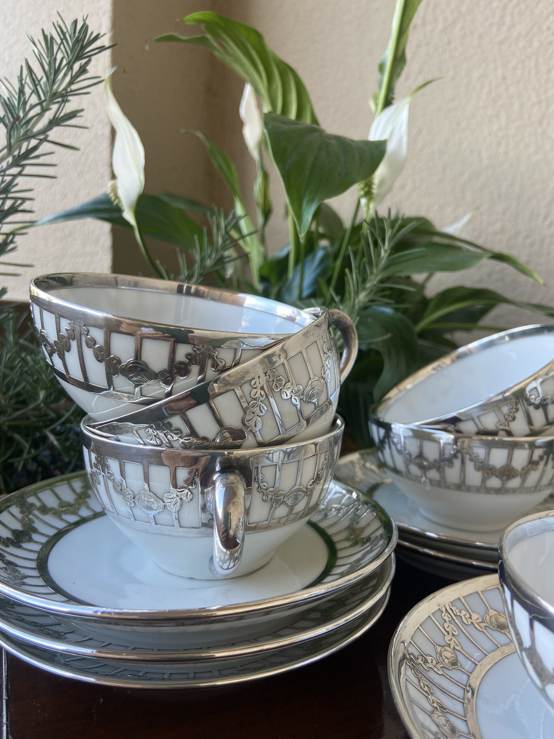 6 tazas de café en porcelana decoradas con plata. - 4
