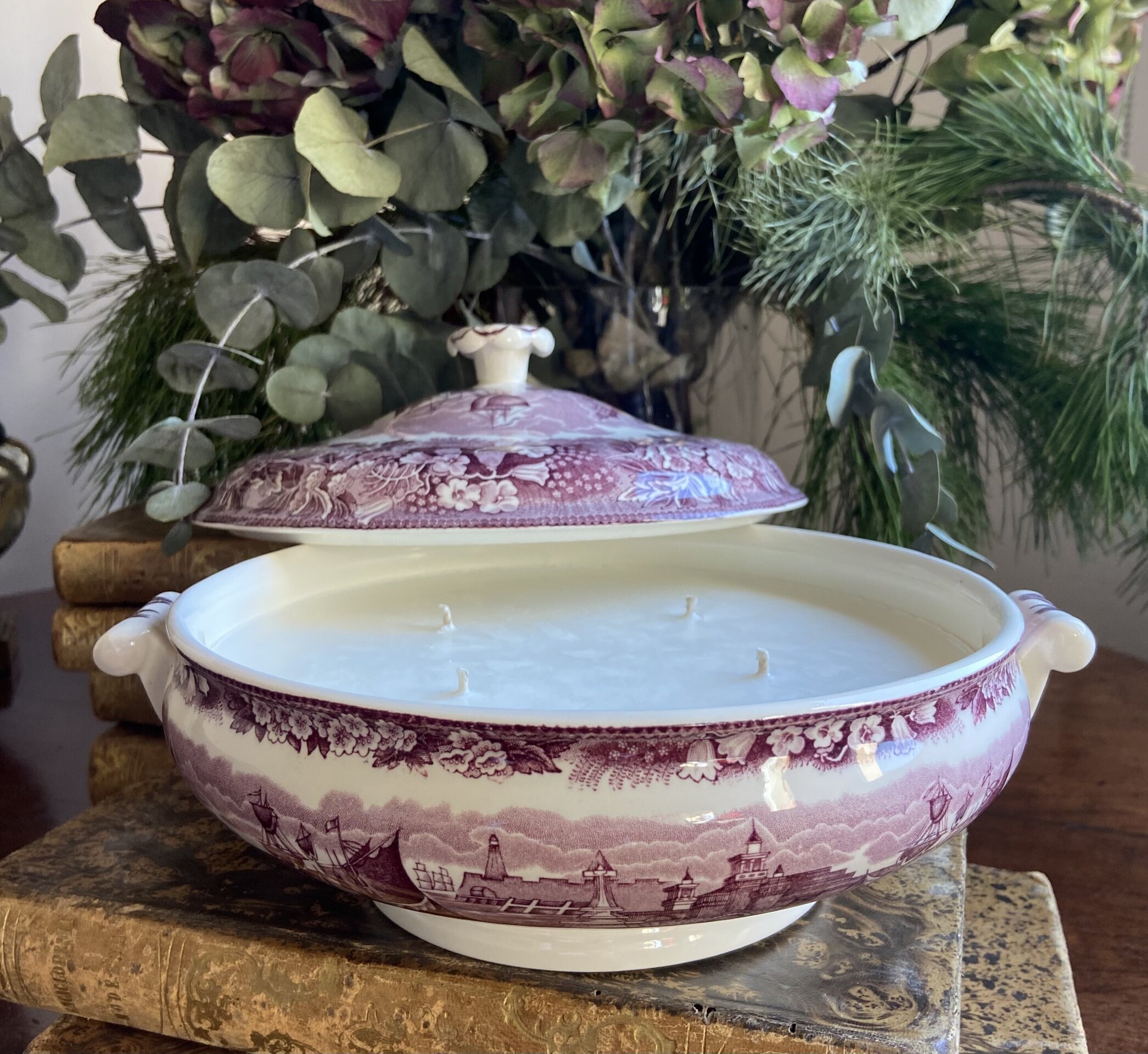 Vela en legumbrera de loza inglesa "Wedgwood". - 2