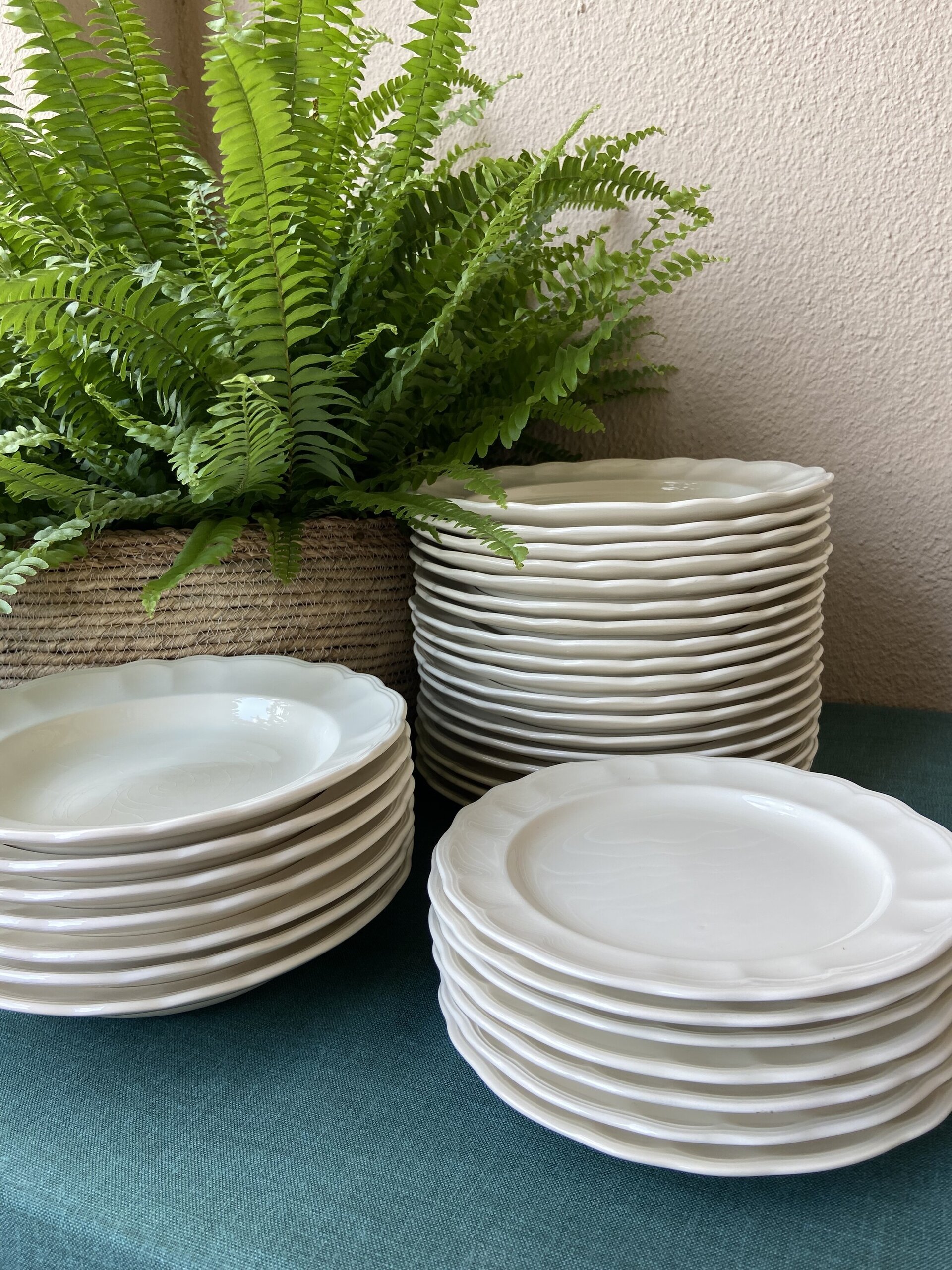 18 platos llanos, 7 hondos y 7 postre en loza "San Claudio". - 1
