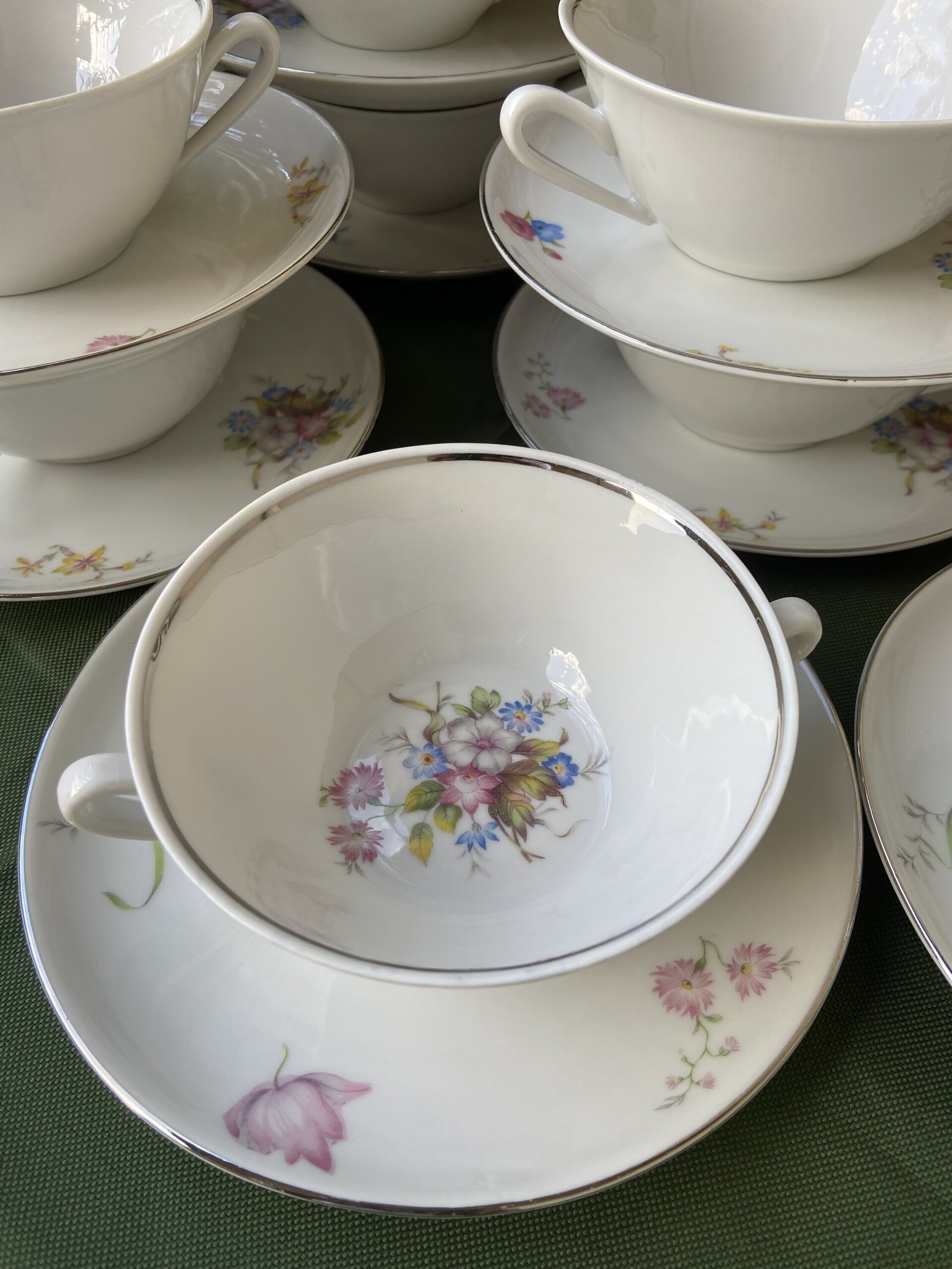 9 tazas consomé en porcelana alemana "Llorm" Bavaria. - 1