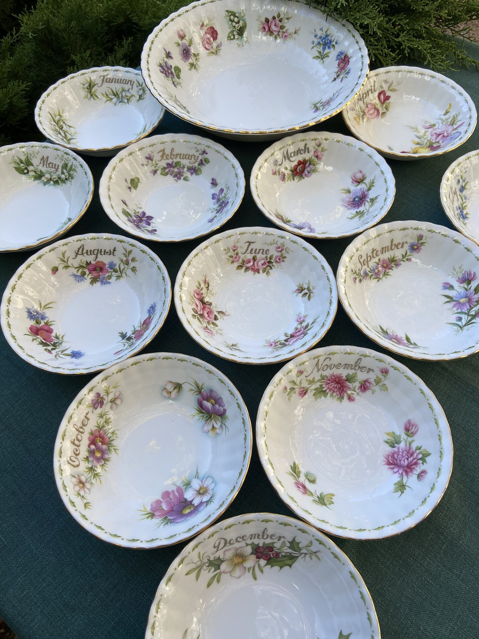Bol G. y 12 boles en porcelana Bone China "Royal Albert". - 4