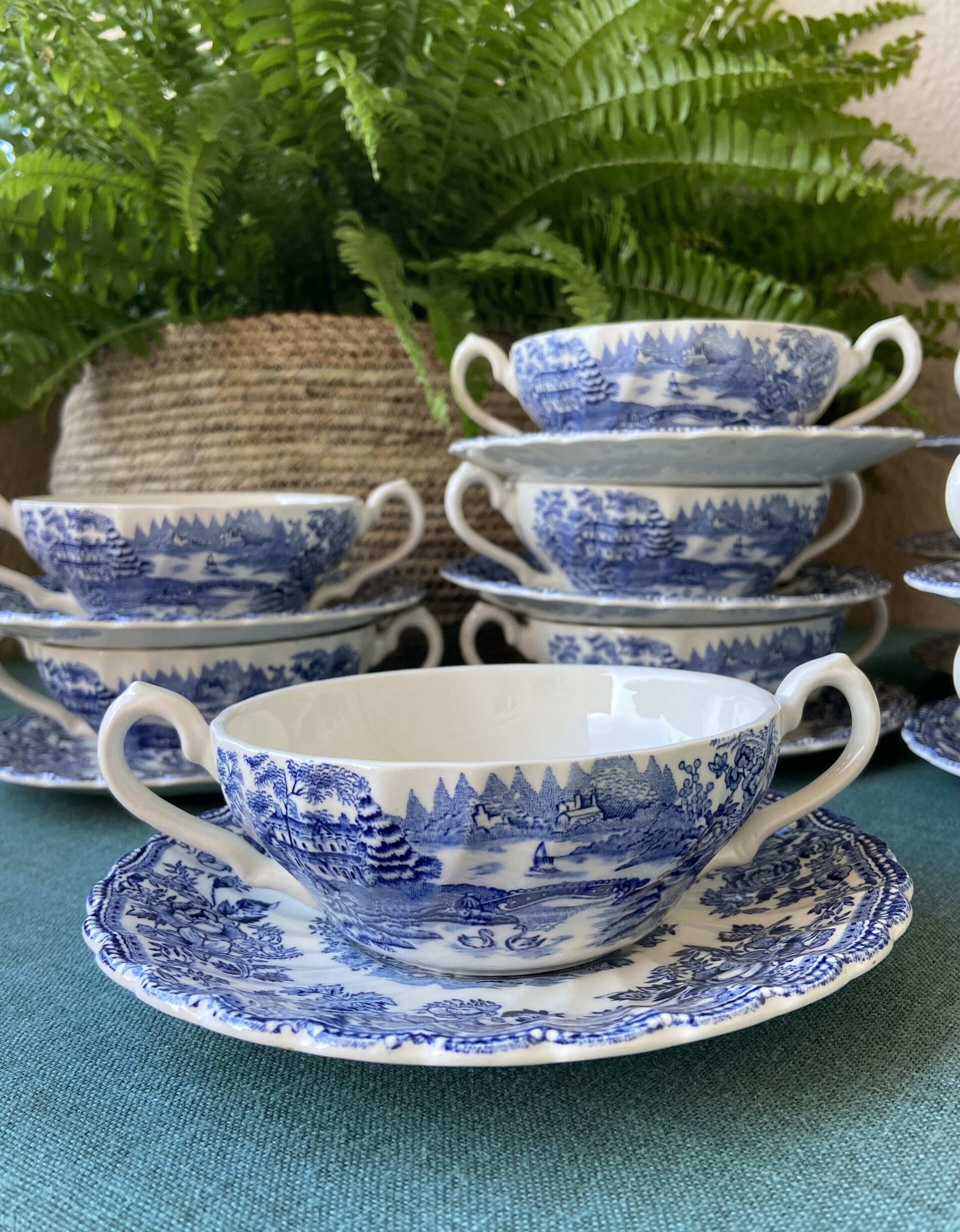 11 tazas de consomé en loza inglesa "Myott" (mod. Tonquin). - 2