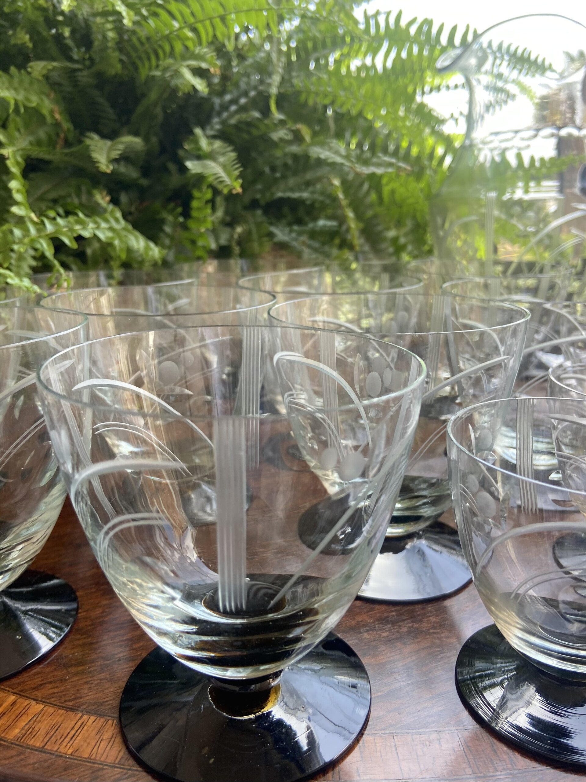 Jarra y copas en vidrio tallado transparente con pie negro. - 3