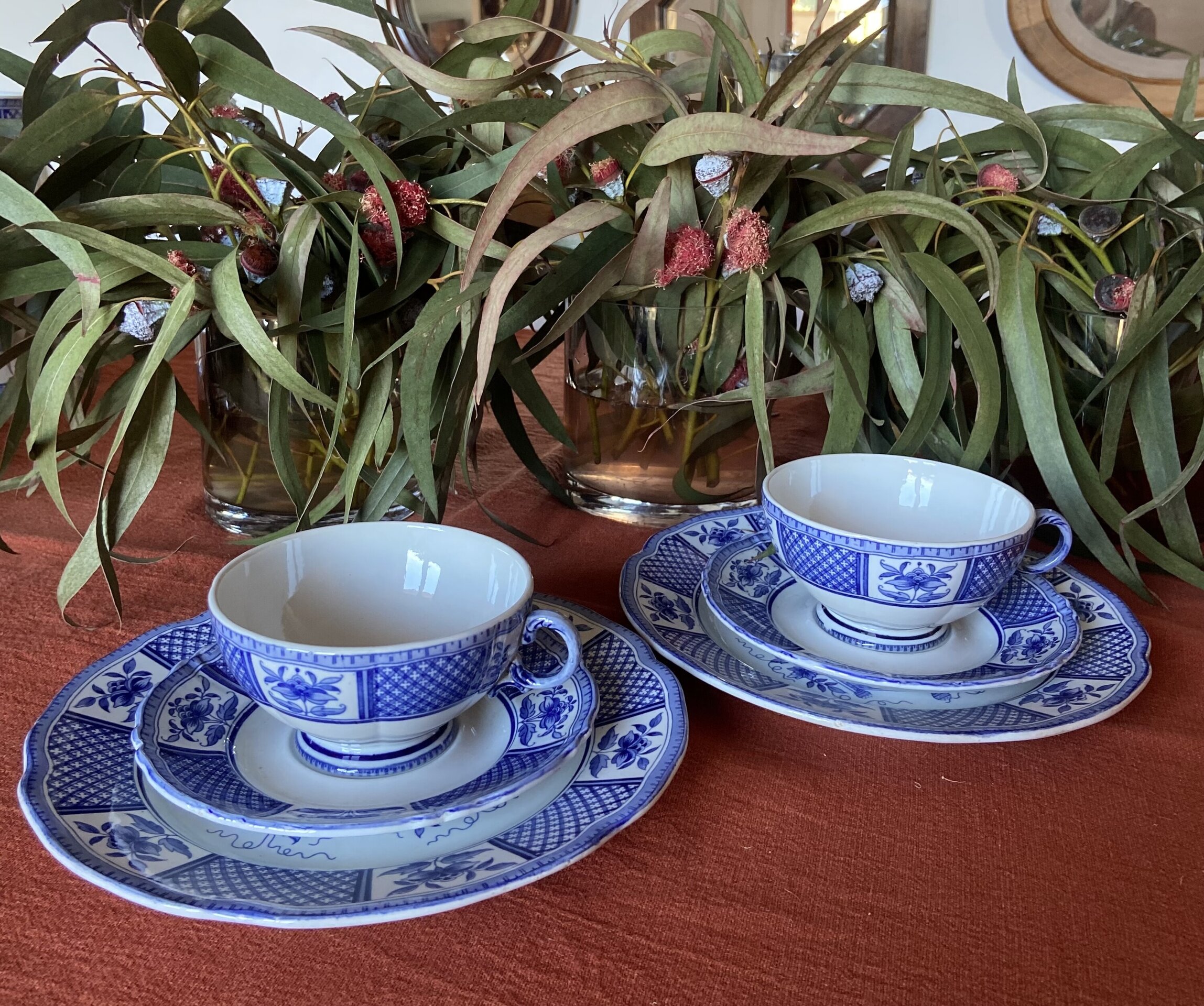 2 trios con taza de té en loza francesa "Sarreguemines". - 2