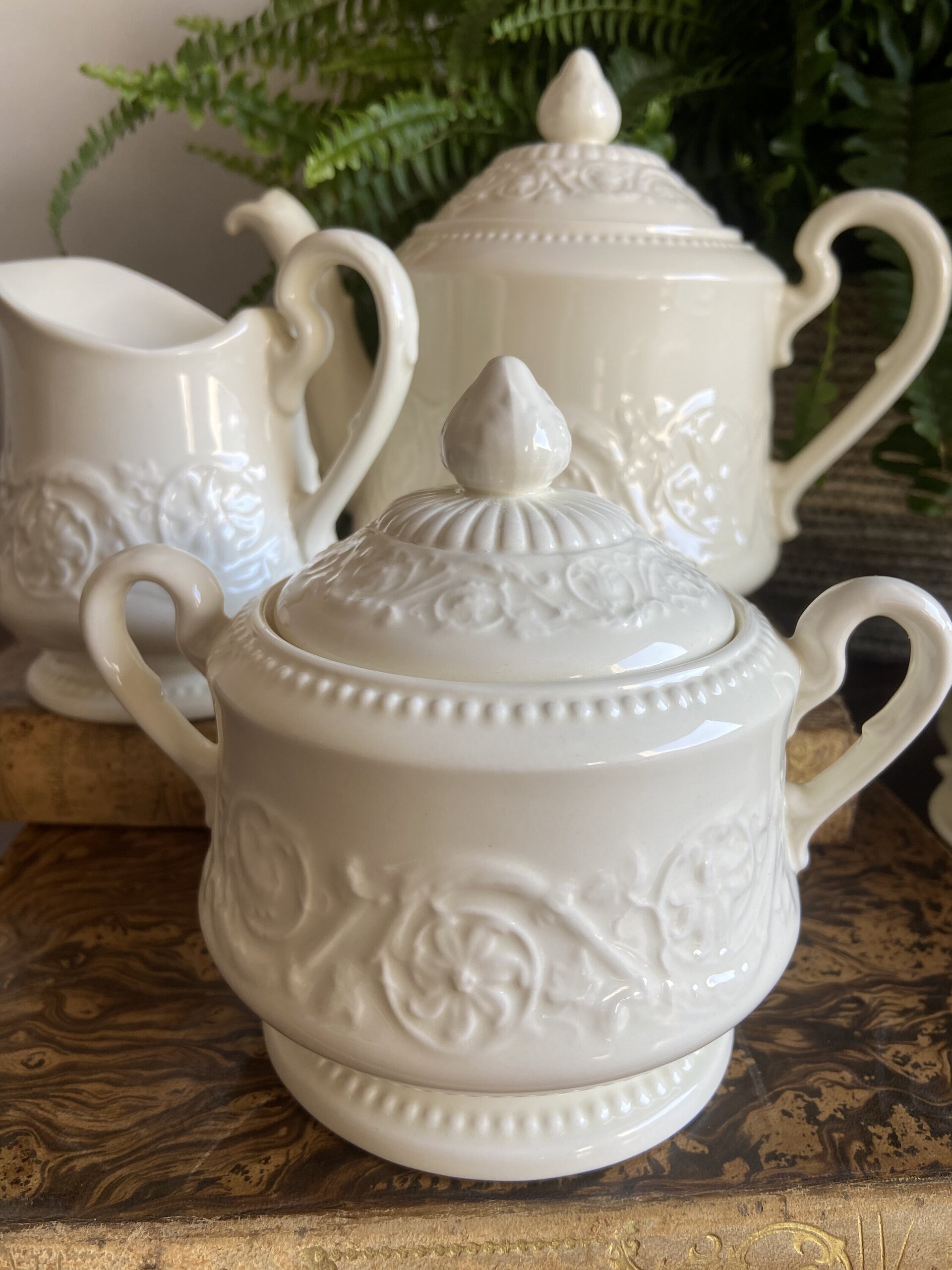 Tetera, lechera y azucarero en porcelana inglesa "Wedgwood" - 10