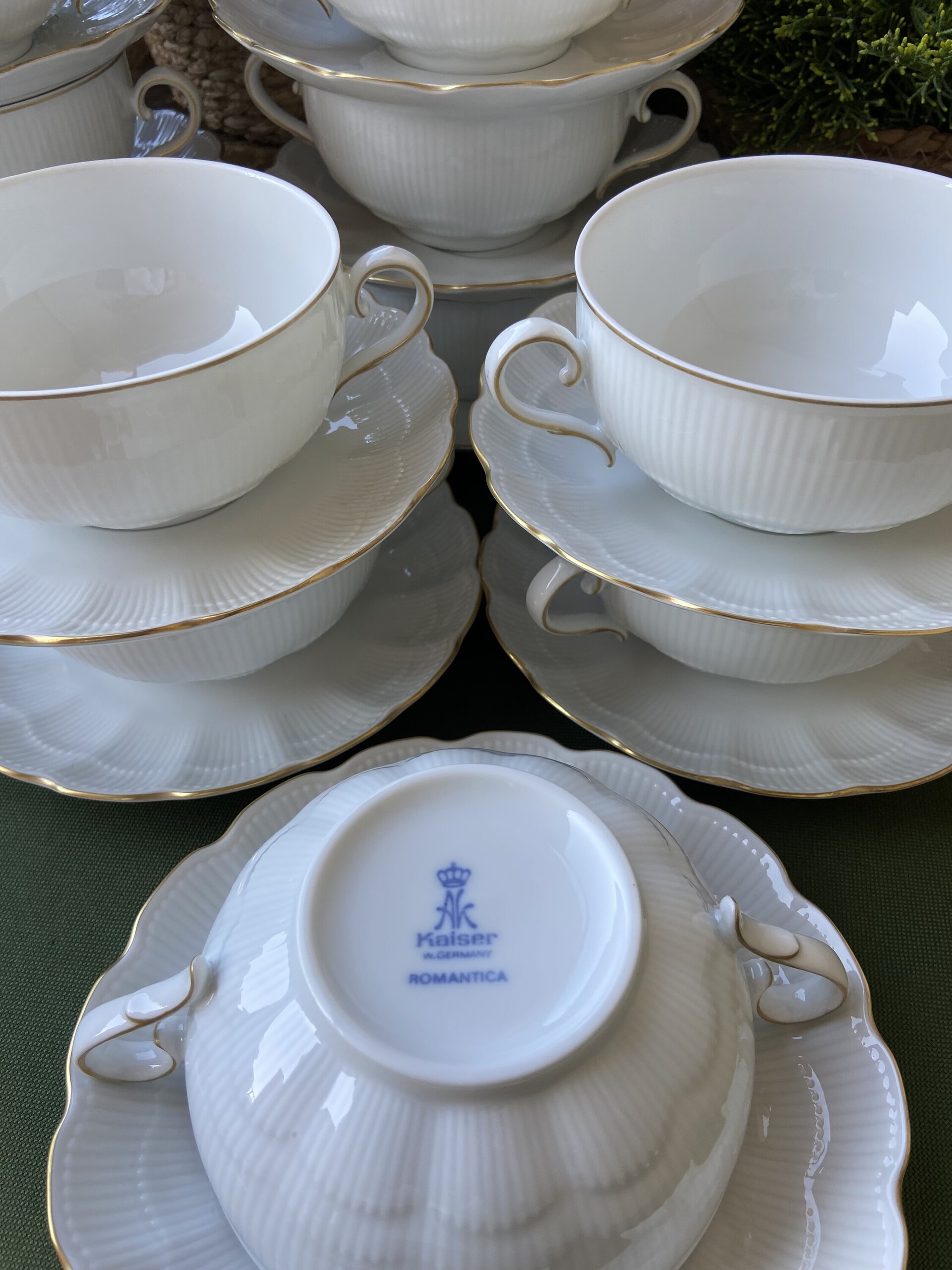 12 tazas de consomé en porcelana alemana "Kaiser". - 6